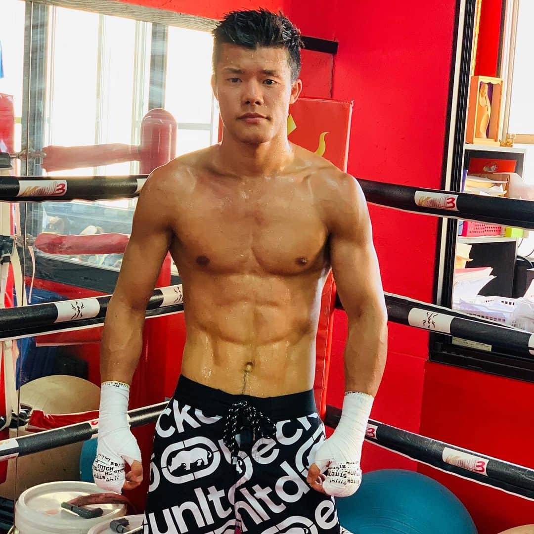 のインスタグラム：「今週も最高のスパーリングが出来た！ 試合まで残り2週間！  Siempre hacia adelante. Buen viernes!  #mexicanito #tomokikameda #champion #亀田和毅 #LA #pelea #wbc @dazn_jpn」