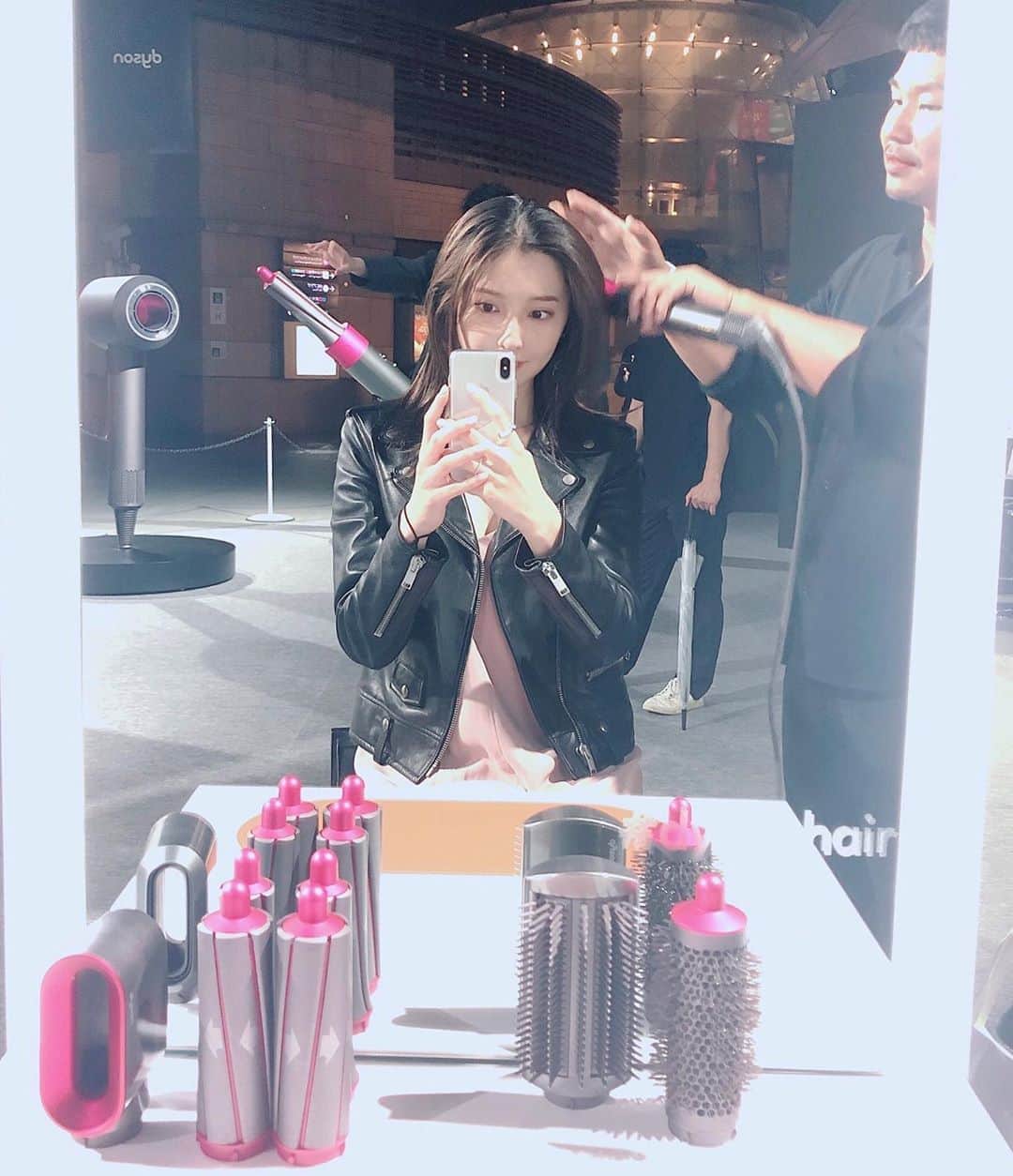 大石絵理のインスタグラム：「Dyson Health& Beauty Mobile Pop-up First Eventにお邪魔してきました💜💗💜 ゆるくて自然なカールですごく好みな仕上がりになりました💕 ドライヤーに四種類のカールサイズ、ヘアブラシまでついてて、これ１つあれば完璧なセット😍 手で触れる熱さでやけどの心配もなくて安心でした✨ #dysonhair #エアラップ」