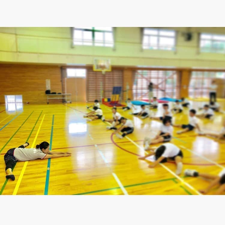 中川真依さんのインスタグラム写真 - (中川真依Instagram)「. 今日は母校の中海小学校へ🏫😊✨ 飛込は実演出来ないのが残念だけど、毎回柔軟だけでもみんな驚いてくれます😂👍✨ #小松市スポーツアドバイザー #小松市立中海小学校 #柔軟 #昔に比べたら #かなり硬くなった #小学生頑張れ‼︎」6月28日 20時26分 - maimai.47