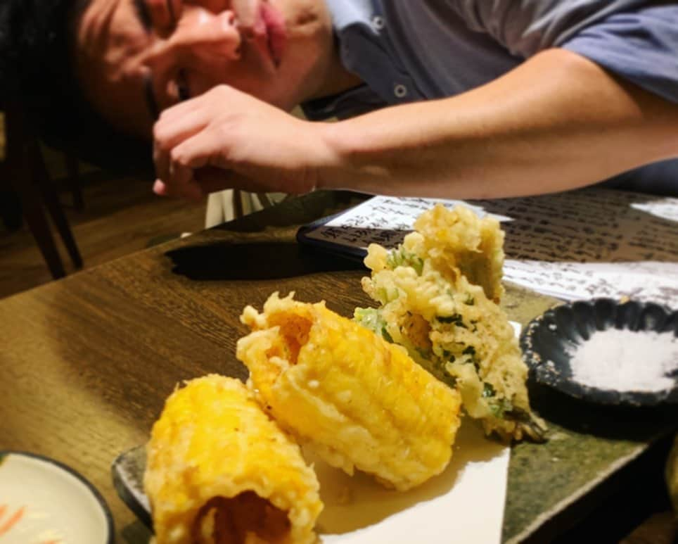 上坂嵩さんのインスタグラム写真 - (上坂嵩Instagram)「また局の垣根を越えた食事会😋﻿﻿ ﻿ とうもろこしの天ぷら🌽﻿ 夏の味、美味し。﻿﻿ ﻿﻿ ﻿﻿ #中京テレビ #鈴木康一郎 アナ #阿部芳美 アナ﻿﻿ #メーテレ #ドデスカ #アナウンサー #上坂嵩」6月28日 20時29分 - takashi_uesaka_nbn