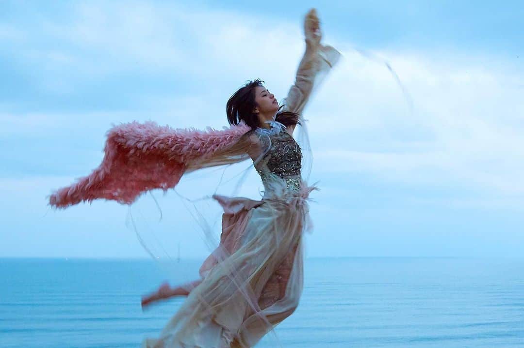 ARAKI SHIROのインスタグラム：「I am so happy to provide the costume for Harumi-san.She is a great artist with emotional movement.Her performance did touch my heart in all truth.Thank u very much for the wonderful team!!I feel honored that my costume could be a part of great visuals.Thank u so much,Rika-san for inviting me.Have a lovely day,all u guys! . . artist @sato_harumi__official  director @moriyan0626  pho @ph_o.h.n.o  stylist @endorika  h&m @carrie_hair_and_makeup  costume by me . . #佐藤晴美#harumisato」