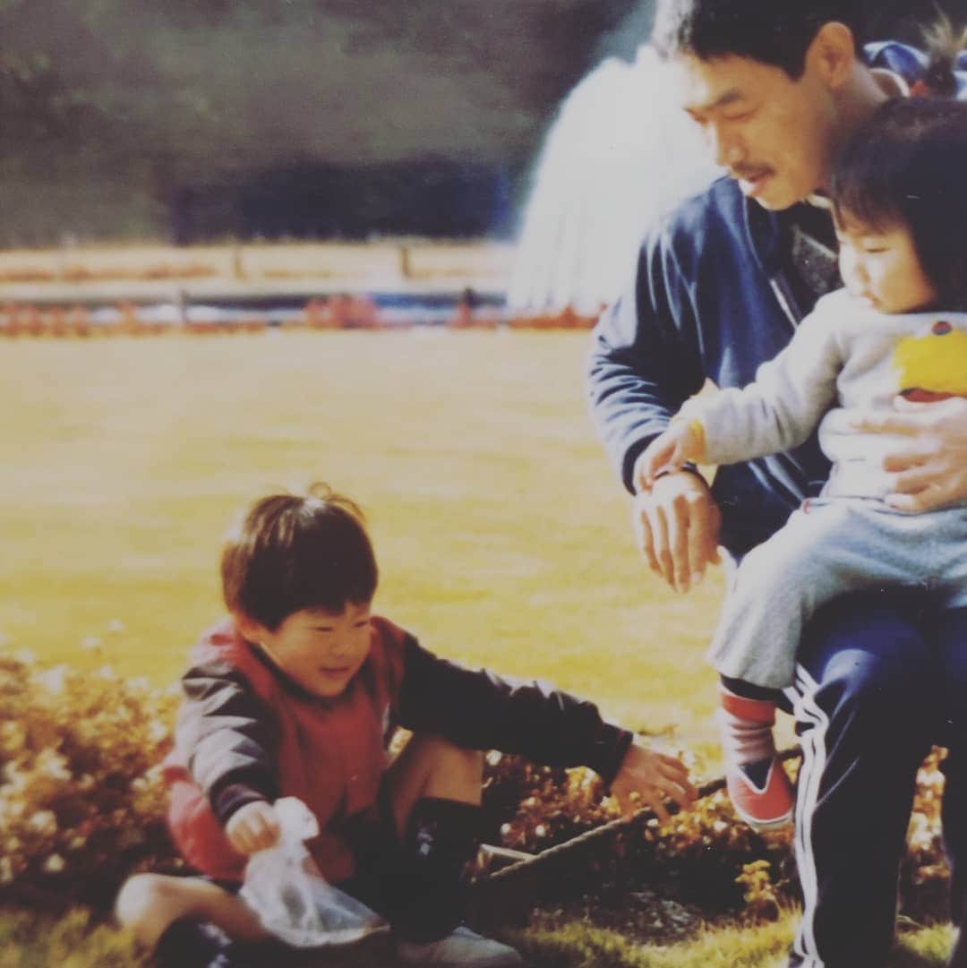 太田芳伸のインスタグラム：「やはりオヤジに似ている・・・ まぁ、そんなわけですが、今日の夜 遅くになりますが 23時頃にインスタライブにてチェキプレゼント発表させて頂きます✨  見れる人は見てねー🎵  見れない人も次の日か明後日にはインスタに当選者発表しますので、確認してください🎵」