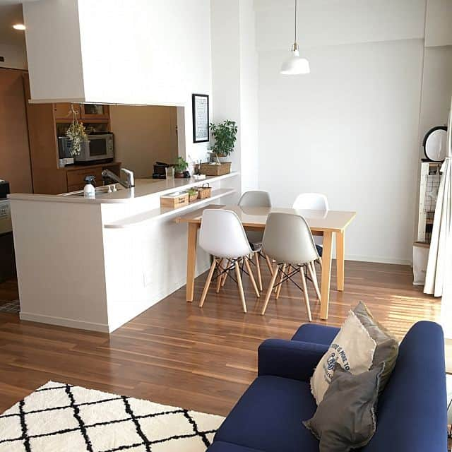 RoomClipJPさんのインスタグラム写真 - (RoomClipJPInstagram)「『IKEA照明のある部屋』丸みのあるペンダントライトはIKEAのもの。単体はもちろん複数使いも挑戦しやすいシンプルさです。23万枚のIKEAの部屋実例を参考にしてみてください⠀﻿ .⁣⠀﻿ Photo:mai(RoomNo.562764)▶︎この部屋のインテリアはRoomClipのアプリからご覧いただけます。アプリはプロフィール欄から⁣⠀﻿ .⁣⠀﻿ 投稿イベント開催中です【まもなく終了する投稿イベント】『お気に入りの椅子〜6/30』『ブレッドケースに何入れてる？〜6/30』⁣⠀﻿ .⁣⠀﻿ #RoomClip#ルームクリップ#interior#instahome#インテリア#暮らし#日常#マイホーム#日々の暮らし#丁寧な暮らし#新築#家#シンプルライフ#リビング#マイホーム記録#シンプルな暮らし#家づくり#収納#新築一戸建て#マイホーム計画#すっきり暮らす#整理収納#マンションインテリア#マンション暮らし#賃貸diy#ikea#ペンダントライト#イームズチェア#無印#カウンターキッチン」6月28日 20時30分 - roomclipjp