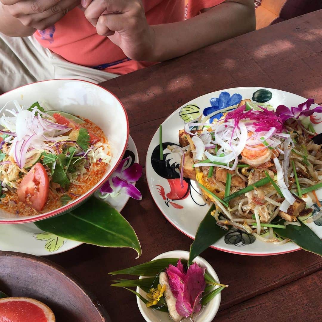 あだち理絵子さんのインスタグラム写真 - (あだち理絵子Instagram)「#沖縄旅行 今日は #本部 責めました。  まずは #亜熱帯茶屋  いやー、良かった。 風が気持ち良く  #アジアン料理 #パッタイ #ガパオ もクセ強すぎず、 お野菜たっぷりで。  ハンモックがたまらんよねっ😆  南国気分最高やった。  で、やっぱ行くかー、と 3度めの #美ら海水族館  #サメがいじめられてる と思ってみてたら #求愛行動 だった  美ら海にしかいない魚を改めて知ったし、  前回はベビーカーで見てた 2クンが、なんせリアクションが良すぎて。 成長感じた。  そして  まだイチくんがお腹にいたときに行った #今帰仁城跡  に無事に産まれたお参り  御嶽の場所はやっぱり 鳥肌が立ちまくり💖  ええな、 沖縄最高や。  明日は北谷にいくよーーー  そもそも沖縄旅行することになったきっかけの 結婚式！！ たーのーしーみー  #沖縄旅行」6月28日 20時32分 - adachi.rieko