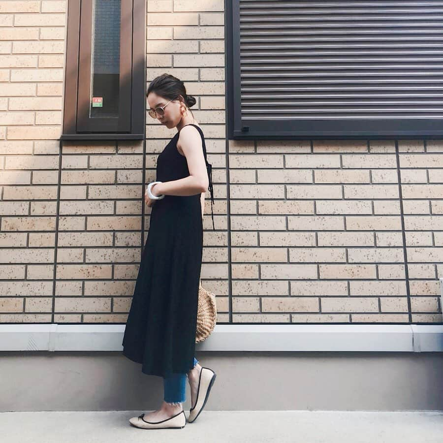 lily112988さんのインスタグラム写真 - (lily112988Instagram)「: #outfit . . \ 今夜22時 再販です / @lefua.closet #レフア2wayヴィンテージライクレースワンピ . 再販のたびに完売で お待ち頂いている方もいらっしゃるとか…！ 先週のivoryに続いて blackも再販です✨ . 合わせ方次第で パーティ仕様にも カジュアルにも♡ 透けないので 1枚でサラッと 前ボタンで着たら 授乳もOK🍼 プールの日もお着替え楽ちーん👙 . . bag #lefuacloset #モロッカンマルシェバッグ  denim @andj_jp sunglasses @lepsim_official  bangle @aino_ayadesu shoes @gu_for_all_ #ラウンドバレエシューズ : : : #レフア #レフジョ #拡がれレフア #大人可愛い #アパレルモデル #mamagirl #ママ読モ #読モ #ママモデル #モデル #プチプラ高見えコーデ #おしゃれさんと繋がりたい #撮影依頼受付中 #サロモ #サロンモデル #cocoromii #chao_app #gumania #gu_for_all #夏コーデ #ワンピース #ワンピースコーデ」6月28日 20時32分 - lily112988