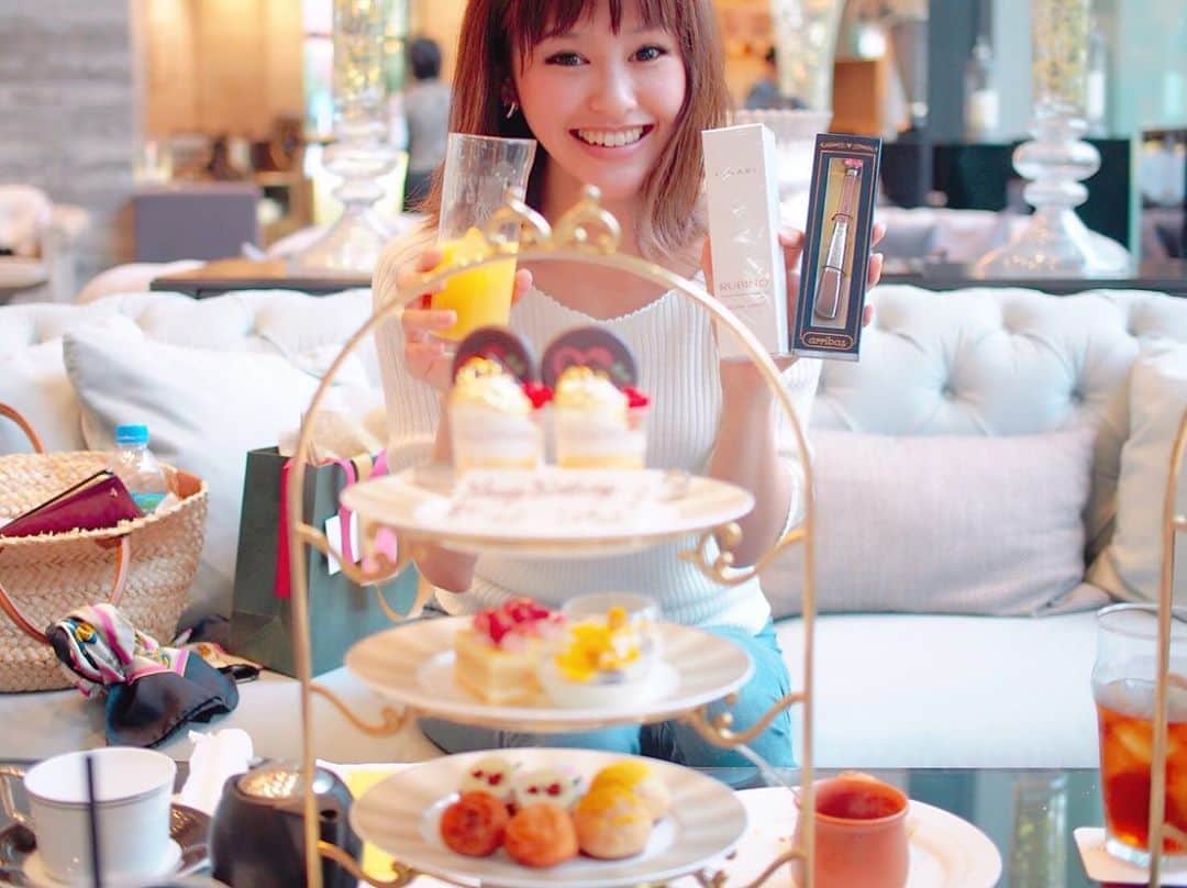 昆夏美のインスタグラム：「. 本日6月28日で、 28歳になりました！ こんな私ですが、 これからも表現というものに 真摯に向き合って お仕事に邁進していきます。 いつも支えてくださっている皆様、 本当にありがとうございます🥺 . 先日、大好きなみんなが お祝いしてくれました☺️ 美女と野獣モチーフの アフタヌーンティー。 大好きなみんなに囲まれて お祝いしてくれて しあわせでした♡ . 皆さま、これからも よろしくお願い致します♡」