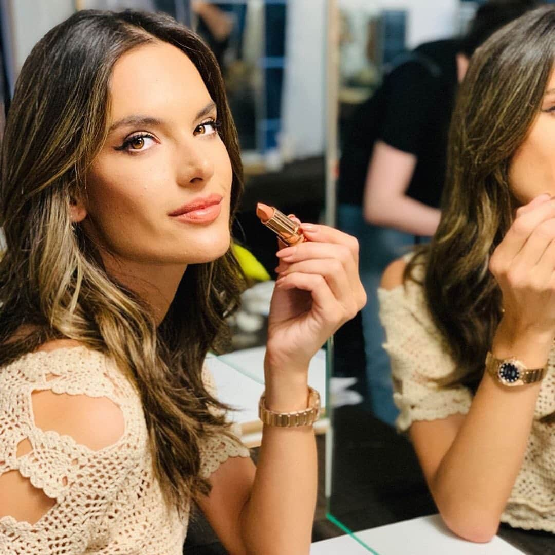 シャーロット・ティルベリーさんのインスタグラム写真 - (シャーロット・ティルベリーInstagram)「My gorgeous friend @alessandraambrosio wearing the NEW! #HOTLIPS 2 shade which I created in homage to her beauty!! 💫💄💋✨ - This is the ultimate sunset peachy nude that suits all skin tones and makes you look GLOWING and GORGEOUS in seconds!! 💋😇🌹💖 - The sales of my #HOTLIPS 2 collection will contribute towards my magical £1 million pledge to @womenforwomen, helping them continue do incredible work around the world supporting women in war-torn zones to rebuild their lives.  #CharlotteTilbury #Regram #HappyKiss #HotLips #LipstickConfidence」6月28日 20時38分 - charlottetilbury