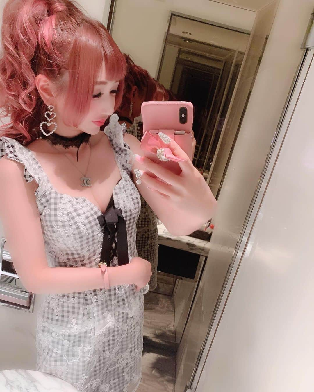 桜咲姫奈さんのインスタグラム写真 - (桜咲姫奈Instagram)「ポニテ🍓✩°｡⋆♡*° いい日もあれば悪い日もある 毎日Happyがいいんだけどなぁ 人生て忙しいよね（つω-`*） まぁだから楽しいんだけど♥️ ･ ･ #朝キャバ #朝キャバクラ #朝キャバ嬢 #歌舞伎町 #歌舞伎町キャバ嬢 #キャバ嬢 #キャバ嬢ヘアメイク #キャバ嬢ドレス」6月28日 20時39分 - himena_ousaki