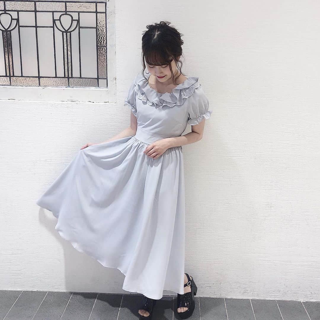 evelyn.coordinateさんのインスタグラム写真 - (evelyn.coordinateInstagram)「・ ・ 動くたび揺れが素敵なワンピース👗 首元のデザインもポイントです✨ ・ リボンは前後ろお好みで。。。🎀 ・ staff 152cm ・ one-piece ¥7,900+tax shoes ¥6,400+tax ・ ・ #エブリン#春服#ヘアアレンジ#ヘアスタイル#髪型アレンジ #evelyn#springfashion#instagram#fashion#followme」6月28日 20時40分 - evelyn.coordinate