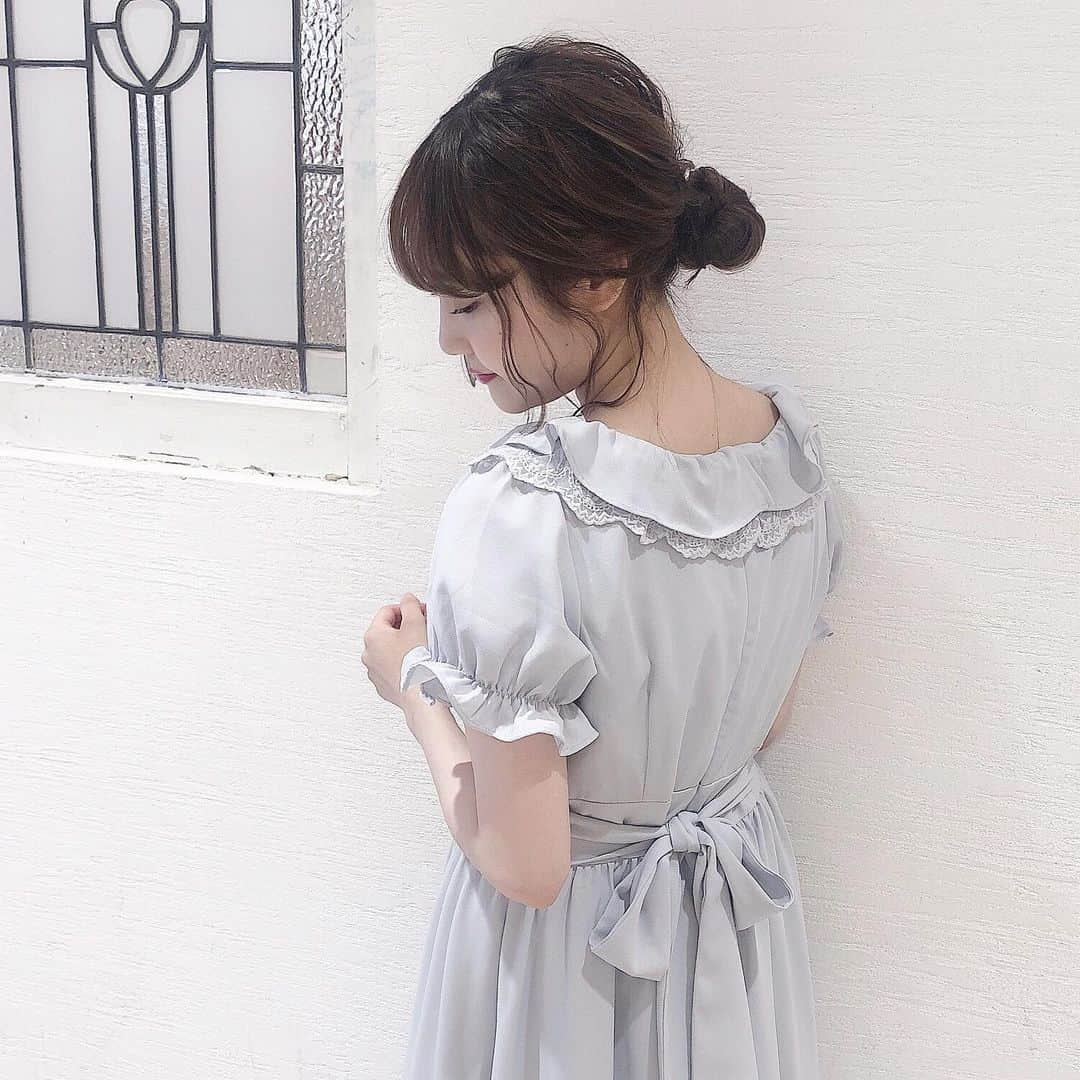 evelyn.coordinateさんのインスタグラム写真 - (evelyn.coordinateInstagram)「・ ・ 動くたび揺れが素敵なワンピース👗 首元のデザインもポイントです✨ ・ リボンは前後ろお好みで。。。🎀 ・ staff 152cm ・ one-piece ¥7,900+tax shoes ¥6,400+tax ・ ・ #エブリン#春服#ヘアアレンジ#ヘアスタイル#髪型アレンジ #evelyn#springfashion#instagram#fashion#followme」6月28日 20時40分 - evelyn.coordinate