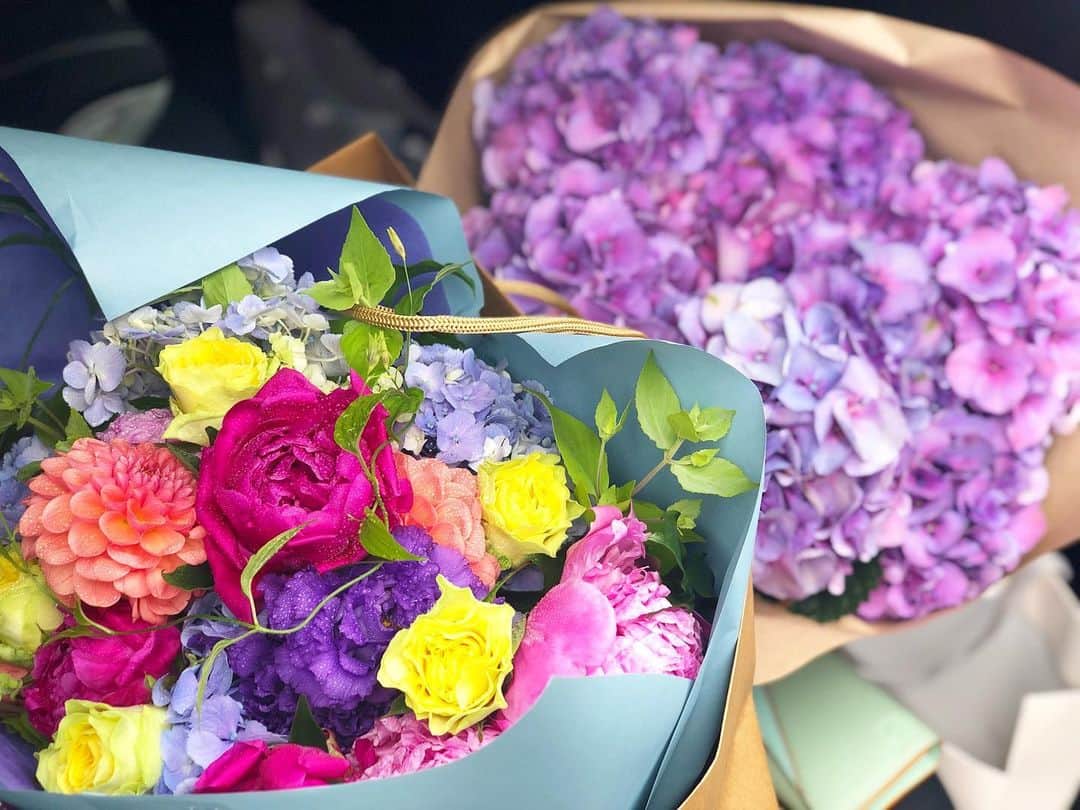 神崎恵さんのインスタグラム写真 - (神崎恵Instagram)「大切な友人のお誕生日に鮮やかな花を🌼 ときめく色をいっぱい集めて。 大好きな @fuga_tokyo で。 紫陽花はリビングに。 ずっと見ていたいくらい綺麗で、にんまりしちゃう。 今日も一日お疲れ様でした😌✨」6月28日 20時46分 - megumi_kanzaki