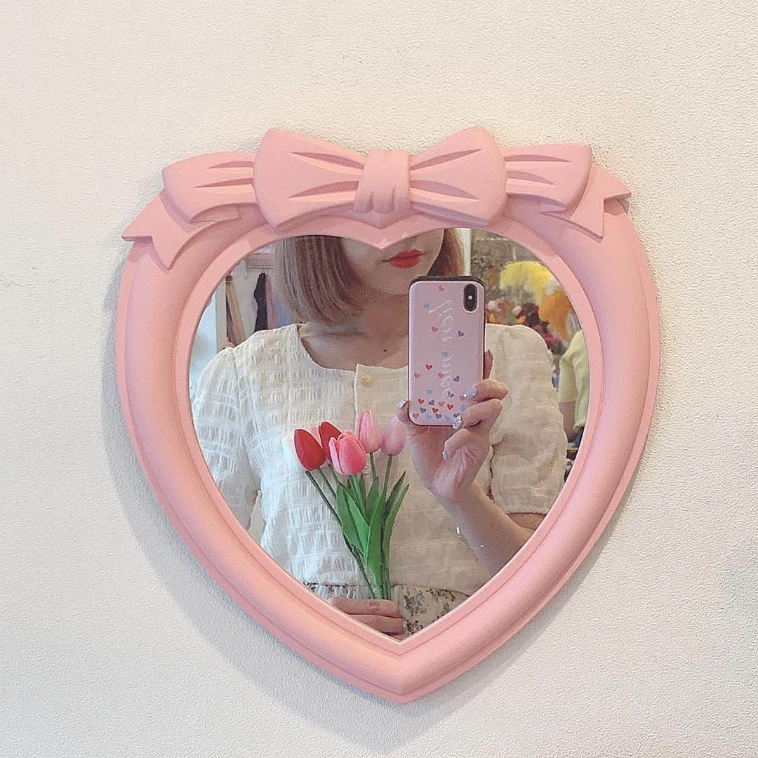 ひこ乃さんのインスタグラム写真 - (ひこ乃Instagram)「💗⠀ ⠀ 釜山に行ったら絶対に行きたかった雑貨屋さん💕 チューリップとトートバッグとか色々買った😻 可愛かったぁ〜幸せ💕 鏡に映ってるスマホ、中にカード入れられるやつ なんだけどずっと可愛いデザイン探してて やっと見つけた😻！ @lienmoe_official のだよ🌟 日本で使うSuicaと、韓国で使うT-moneyカード 両方入れたままでもそれぞれピッてするときに ちゃんと片方だけ反応するの💕 磁気シートも入ってるから携帯に優しくて安心𓍯⠀ トップスは @millea_official_ です🌷 ⠀ #釜山#loveisgiving#러브이즈기빙#소통#소통해요#튤립#튤립꽃다발#거울#하트#하트거울#부산#부산여행#광안리」6月28日 20時59分 - hikono0909