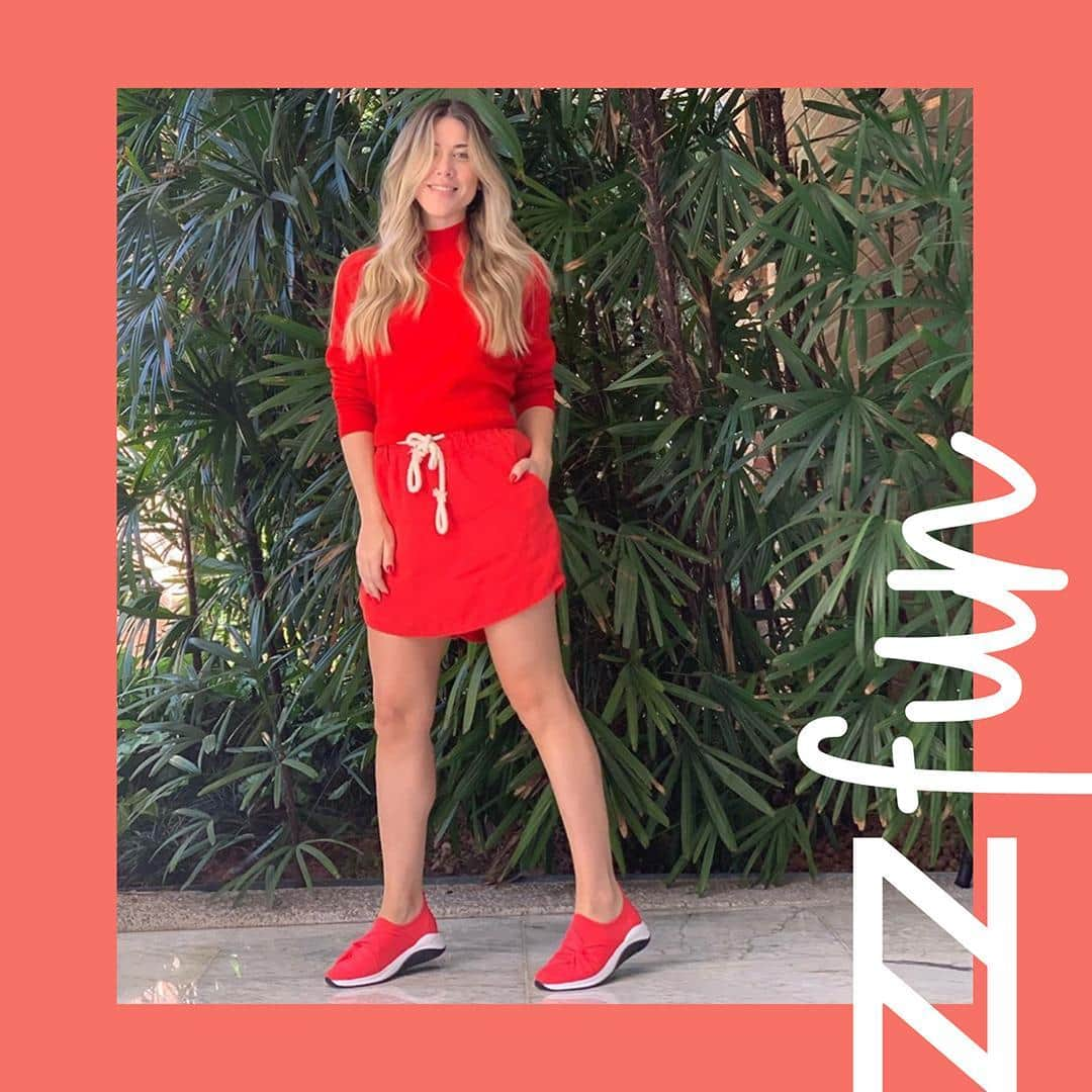 Arezzoさんのインスタグラム写真 - (ArezzoInstagram)「Dos pés à cabeça! A @micarocha apostou no look monocromático para estrear o seu novo ZZ Fun. O tênis neon “Hot Coral” - cor exclusiva - garante estilo e conforto, além de calçar super fácil. #ZZFun #SquadArezzo Ref. ZZ Fun A1130300010015 / R$289,90」6月28日 21時00分 - arezzo