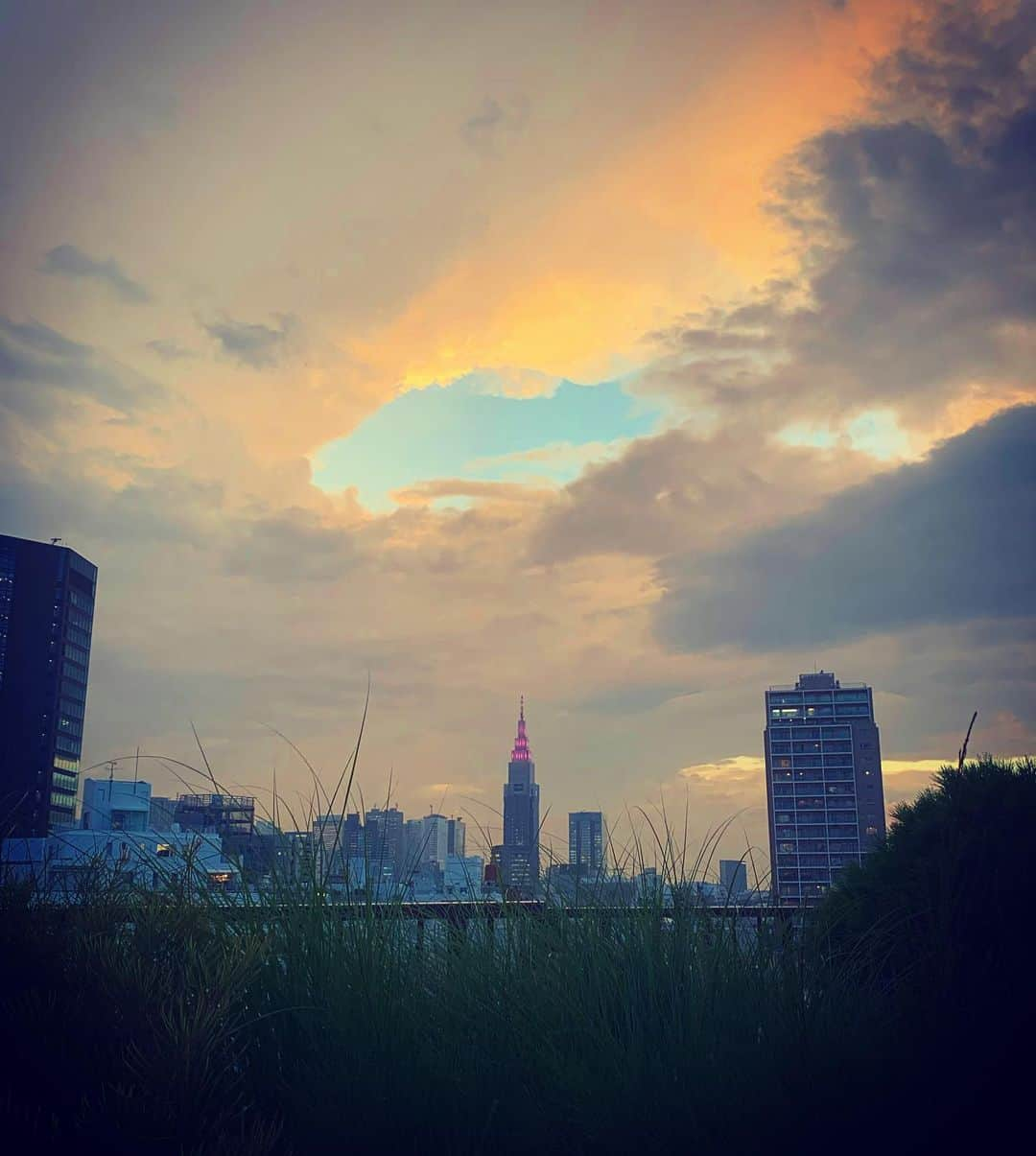 谷川じゅんじさんのインスタグラム写真 - (谷川じゅんじInstagram)「Tokyo twilight. あまぐも青空カミナリさま。切れ間の青さに思わず感謝。#fridaynightout #shibuyastyle #tokyolife #goodneighbors #goodvibesonly #thisistokyo #thisisjapan」6月28日 20時54分 - junjitanigawa