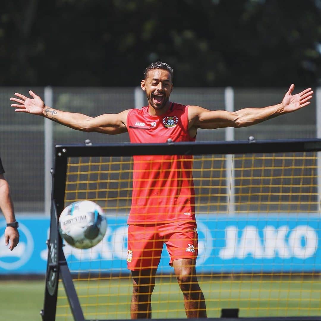 カリム・ベララビのインスタグラム：「back at the office! // @bayer04fussball」