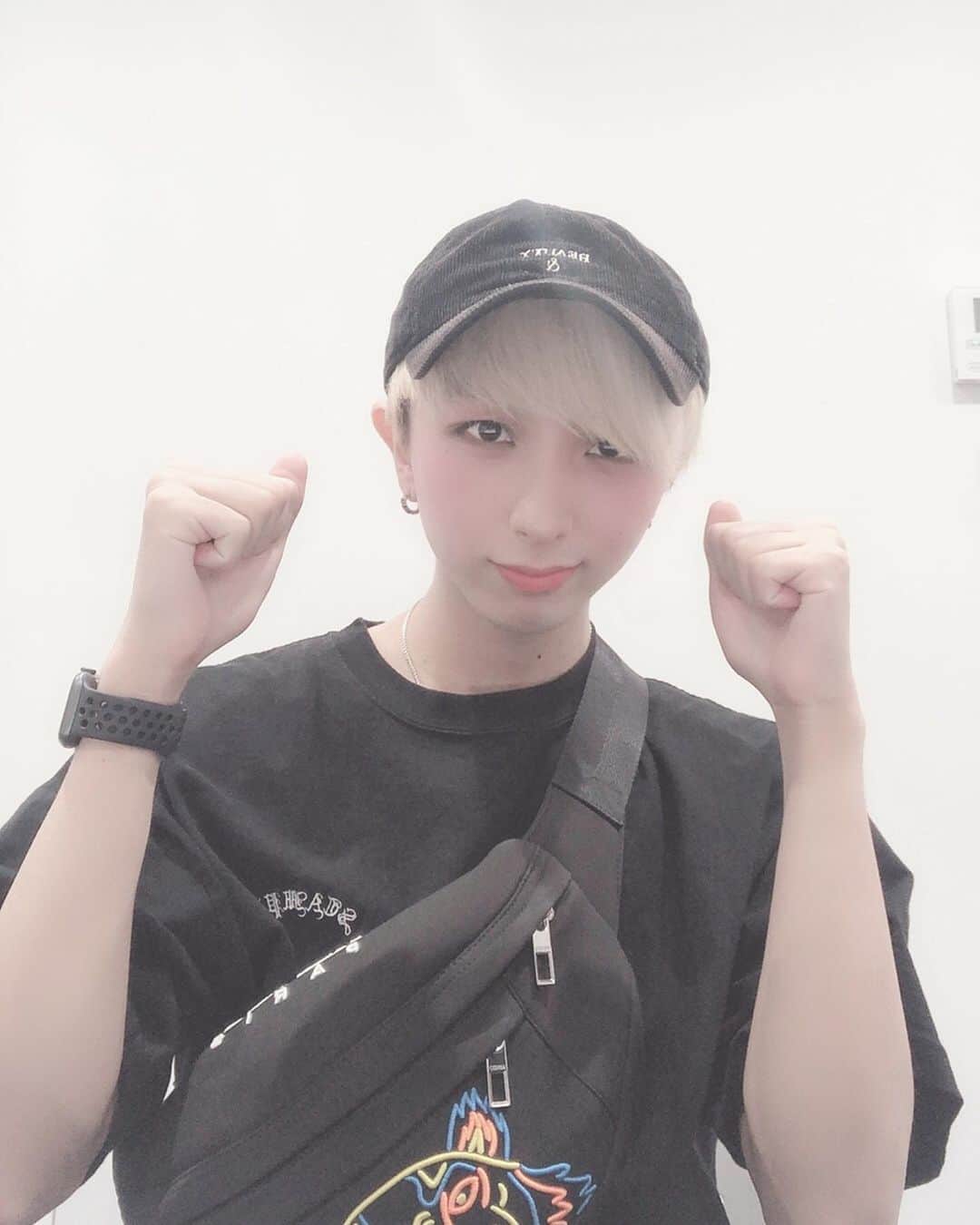 のインスタグラム：「今日もおつかれさま〜😇 2枚目はこぺたんの真似www 明日もよろしくね✨  #buzz_er #ブザー #メンズアイドル #金髪 #マッシュ #ボーカル #instalike  #instagood #フォローしてね #いいねしてね」