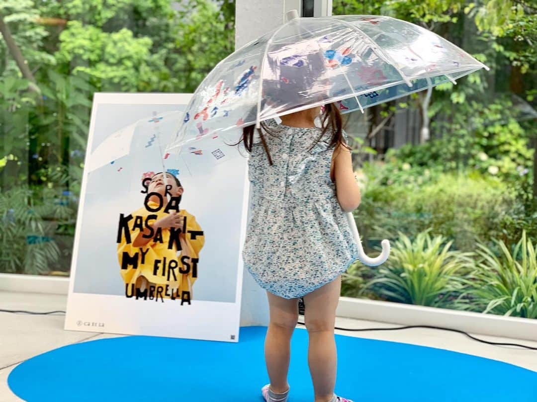 こままりえさんのインスタグラム写真 - (こままりえInstagram)「✴︎ My First Umbllera ☂️ 「+TIC SORA KASA KIT」 . 先日 @caetla_umbrella さんの 素敵なワークショップに家族で参加して 娘ちゃんの #世界に一つだけ の傘を 作ってきました👧☂️✨ . パパが骨組みを組み立てて 娘ちゃんがシールをぺったん貼って 可愛くデコレーション⛱✨ オシャレにできて想像以上✨✨ . 「雨、雨、ふれふれ〜🎶」 作った傘を広げて娘ちゃん大はしゃぎ🥰 . この傘は大人用も子供用も 金属を使ってないから錆びないし 折れにくくなっているそう☺️ そら傘キットを完成させながら エコを学んで #環境問題 について考えたり #創造力 や #愛着心 を育成できたり 何より家族で楽しめたから このイベントに参加してすごくよかった🎵 . 世の中から傘の使い捨てが なくなりますように🙏🙏✨ . #Caetla #+TIC #SORAKASAKIT #サエラ #傘 #傘作り #ワークショップ #マイファーストアンブレラ #オリジナル #エコ #エコロジー #エコチャレンジ #プラスチック #環境 #教育 #柴田文江 #寺田倉庫 #ヴィレッジ天王洲 #villagetennoz #BLUNT #家族 #ファミリーイベント #娘ちゃんの作品 #娘ちゃんの成長記録 #弟くんの成長記録 #2歳2ヶ月 #生後1ヶ月」6月28日 20時57分 - komamarie