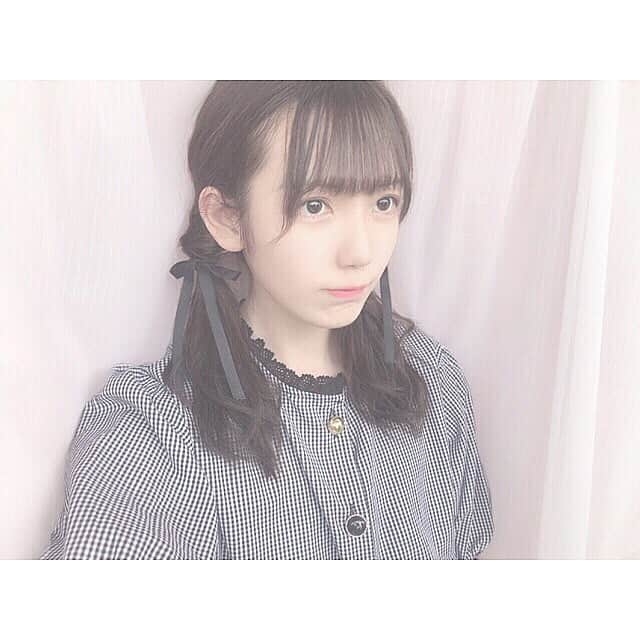 門田桃奈のインスタグラム：「﻿ ﻿ .﻿ .﻿ ﻿ ﻿ どこで買ったのだったか.👨‍🦳﻿ ブラウスのボタンが可愛いです︎( ¨̮ )﻿ ﻿ ﻿ ﻿  #チェックブラウス #black #blouse #STU48 #門田桃奈 #女性 ﻿」