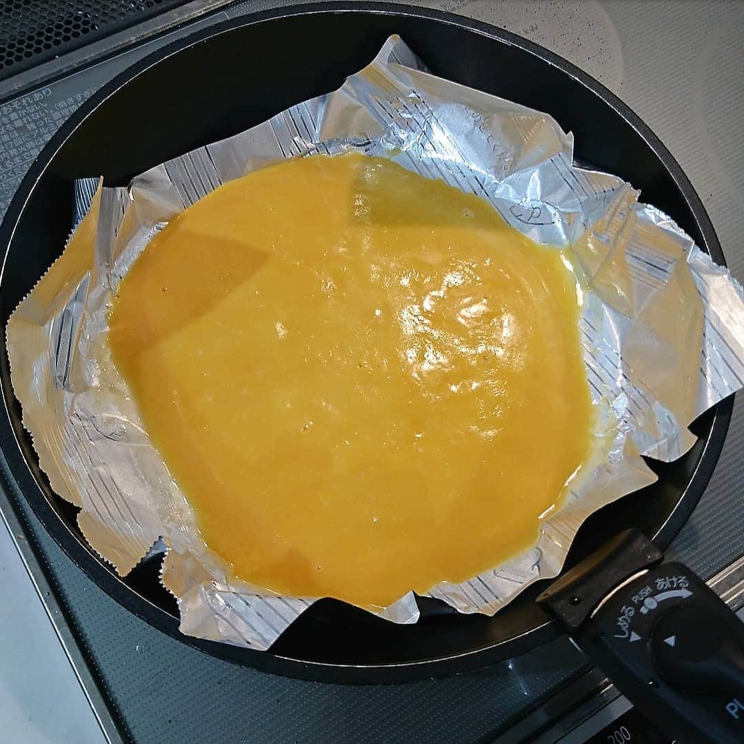 momoさんのインスタグラム写真 - (momoInstagram)「#晩御飯 #食費月1万円  オムライスプレート ・ ・ クックパーのフライパン用ホイルを使っていちごのデコオムライスを🍓✨ 油使わずにくっつかずスルッと卵焼けるから、綺麗な仕上がりになる😚☝️ そして油や汁を通さないからフライパン洗わなくていいし、ケチャップライスは炊飯器で作ったから後片付け超楽😳😳😳 いろんな料理に使えると思う☝️ ・ ・ ✏️ケチャップライス (多目の2人前) 米2合&お水・玉ねぎ1/2・人参1/2・ベーコン4枚分・チキンコンソメ1・バター10～20g・ケチャップ大4～5・塩コショウ・お醤油大1 全て炊飯器に入れて普通に炊くだけ！ ※卵は牛乳を少しと水溶き片栗粉も少し加えて破れにくくツヤツヤに！ ・ 強くて破れにくいホイルだから、家族分1枚で使い回して卵焼けた！！！ ・ 子ども園のお弁当の日もまたこんなオムライスがいいーって言ってくれたから、頑張ろう💪💕 ・ ・ 旭化成ホームプロダクツ"クックパー"のオムフルエンサーになろう！企画に参加しています☺️ ・ ・ #晩ごはん#晩ご飯#夕食#夕御飯#夕食#おうちごはん#節約#節約ご飯#食費月1万円#晩御飯#食費1万#デリスタグラム#デリスタグラマー#クッキングラム#ワーママ#大分#instafood#クックパー#クックパーフライパン用ホイル#オムフルエンサー#オムフルエンサーになろう#オムライス #クックパー_PR」6月28日 20時59分 - m.o.m.o.k