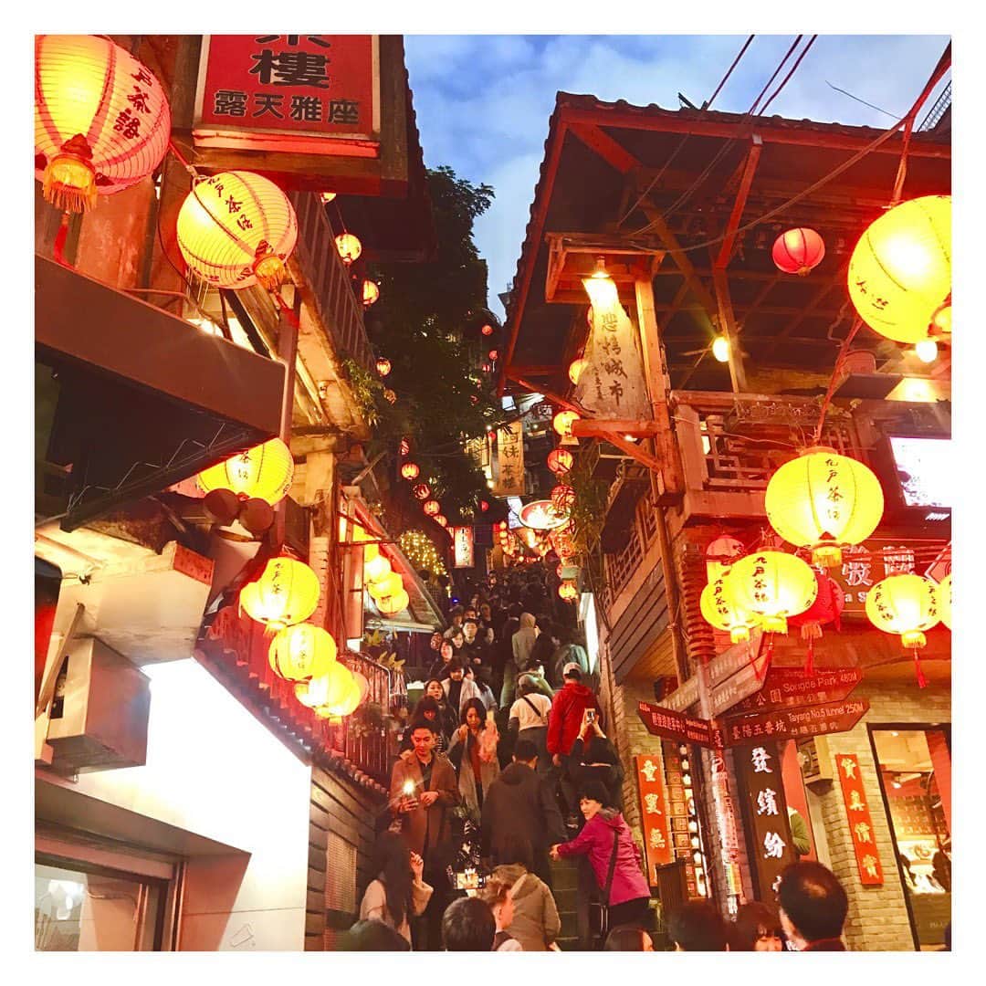 のインスタグラム：「🏮🍵🏮🍵♨️ #台湾#九份#九份老街#千と千尋#台湾旅行#女子旅#初台湾#屋台#食べ歩き#旅行好き#旅行好きな人と繋がりたい#アート好きな人と繋がりたい」