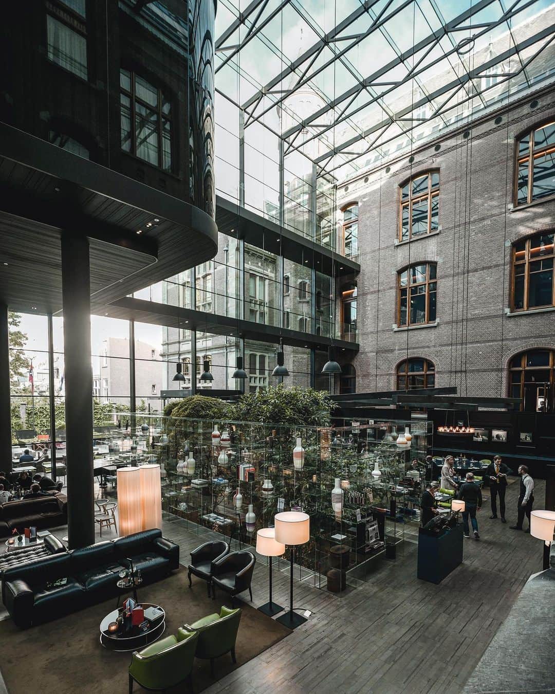 石川涼のインスタグラム：「Old & New.  #conservatoriumhotel#amsterdam #leica#leicasl#leicacamera」