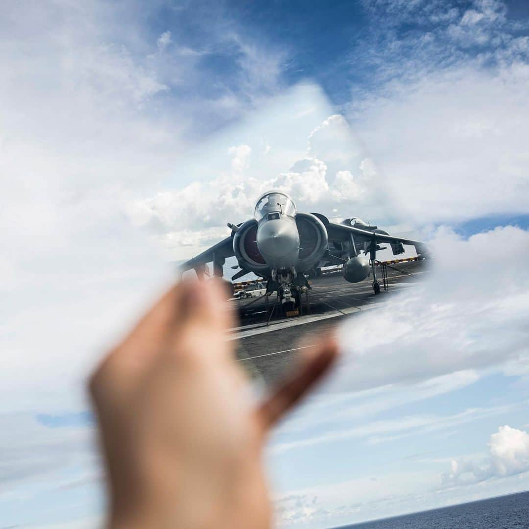 アメリカ海兵隊さんのインスタグラム写真 - (アメリカ海兵隊Instagram)「Mirror Mirror on the Flight Deck  An @evileyes163 AV-8B Harrier with the @pride_of_the_pacific, sits on the flight deck of the amphibious assault ship USS Boxer. (U.S. Marine Corps photo by Lance Cpl. Dalton S. Swanbeck)  #Marines #USMC #MarineLife #MEULife #Military」6月28日 21時09分 - marines