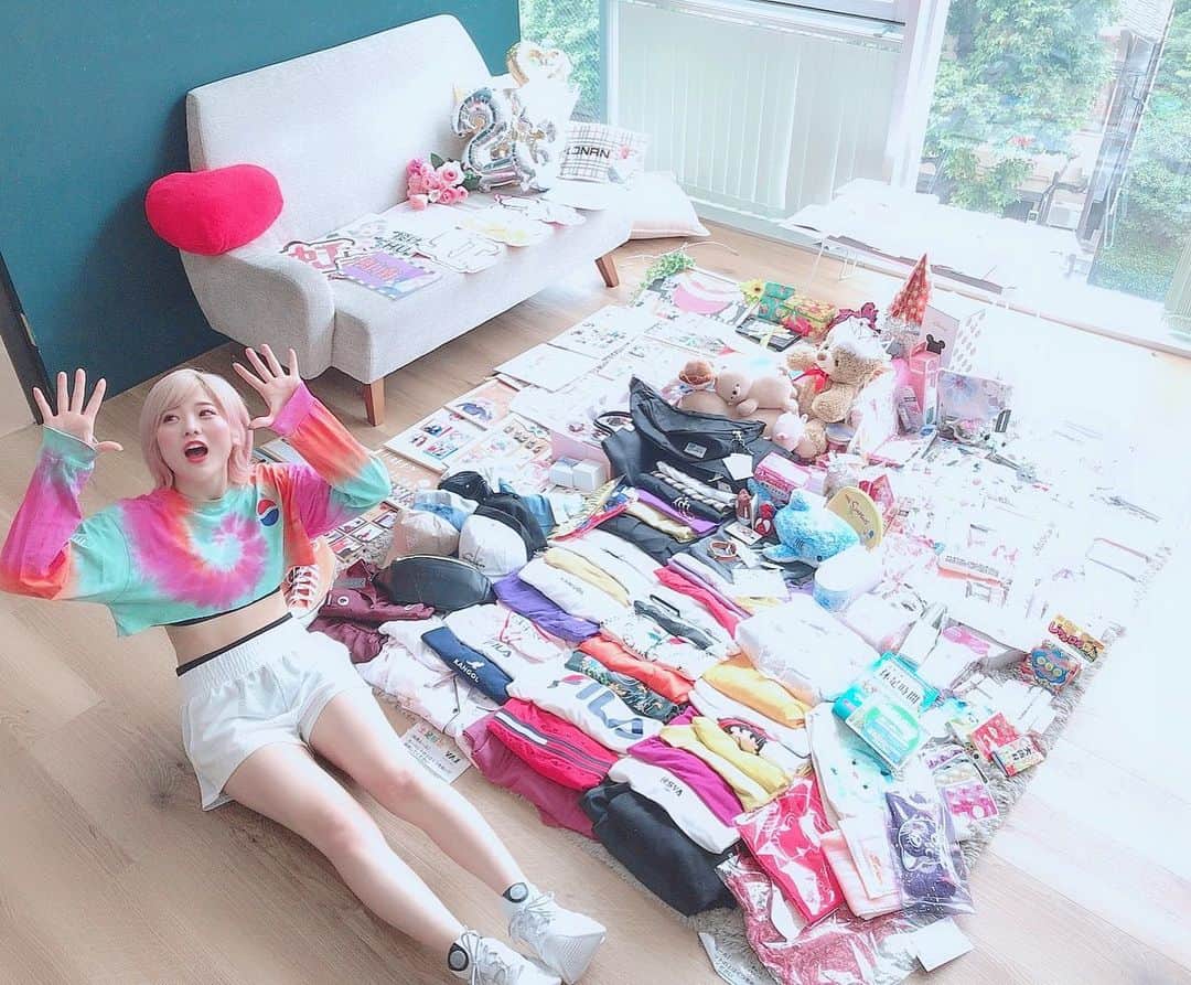 のインスタグラム：「. . みんな本当に本当にありがとう  大切にします  YouTubeに動画上がってます  #誕生祭#プレゼント開封」
