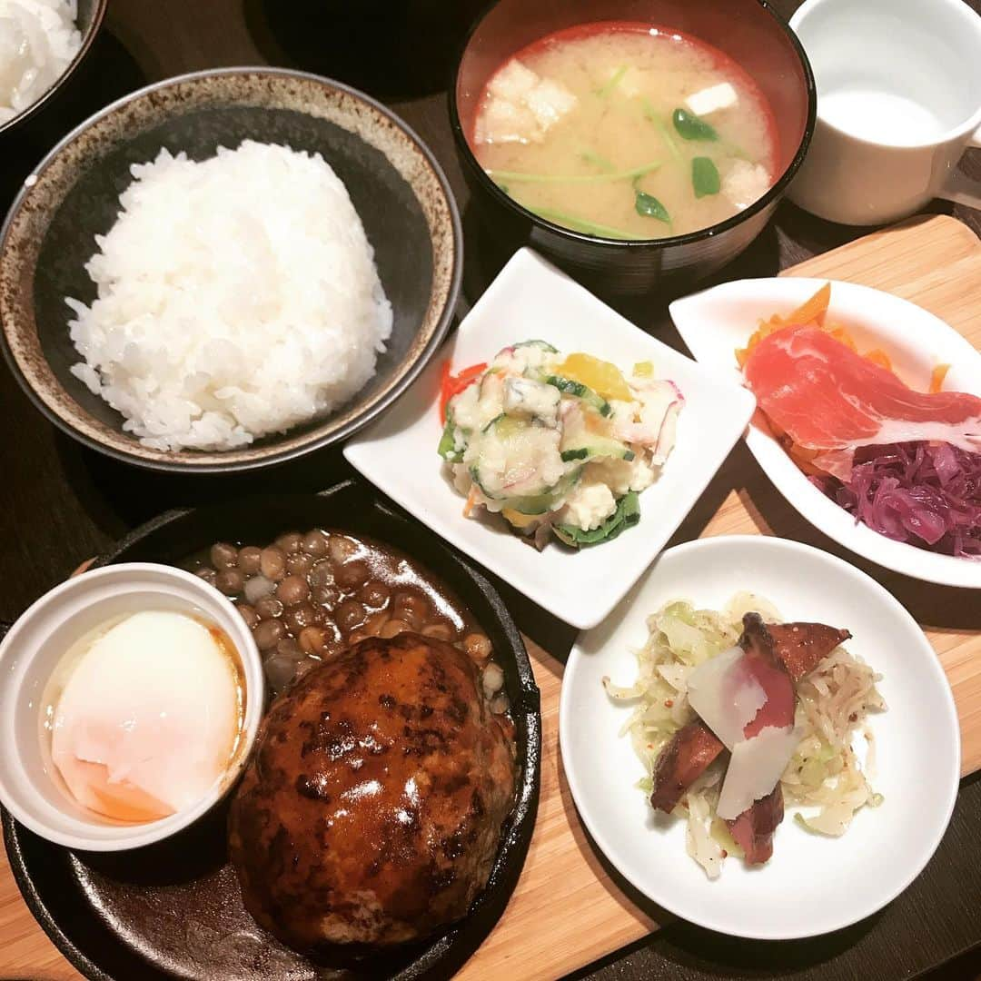 秋本ゆかりさんのインスタグラム写真 - (秋本ゆかりInstagram)「先日のランチ☺️ 何気にお久しぶりメンバーと❣️ ロケでお世話になったビストロオーでハンバーグランチ🍳 私はレディースランチ🙋‍♀️2人はチーズインハンバーグ🧀 .  ボリューム満点💯 羽釜で炊いたご飯はおかわり自由🍚最後のテールスープのお茶漬けまでしっかり頂きました😳✨ 満腹、満腹〜🐷🐷🐷 .  #ランチ#福岡ランチ#舞鶴ランチ#ビストロオー#bistroo #レディースランチ#私は#ハンバーグをちょい足しして#コーヒーまで付いて#1160円#お得」6月28日 21時04分 - akimoto_yukari