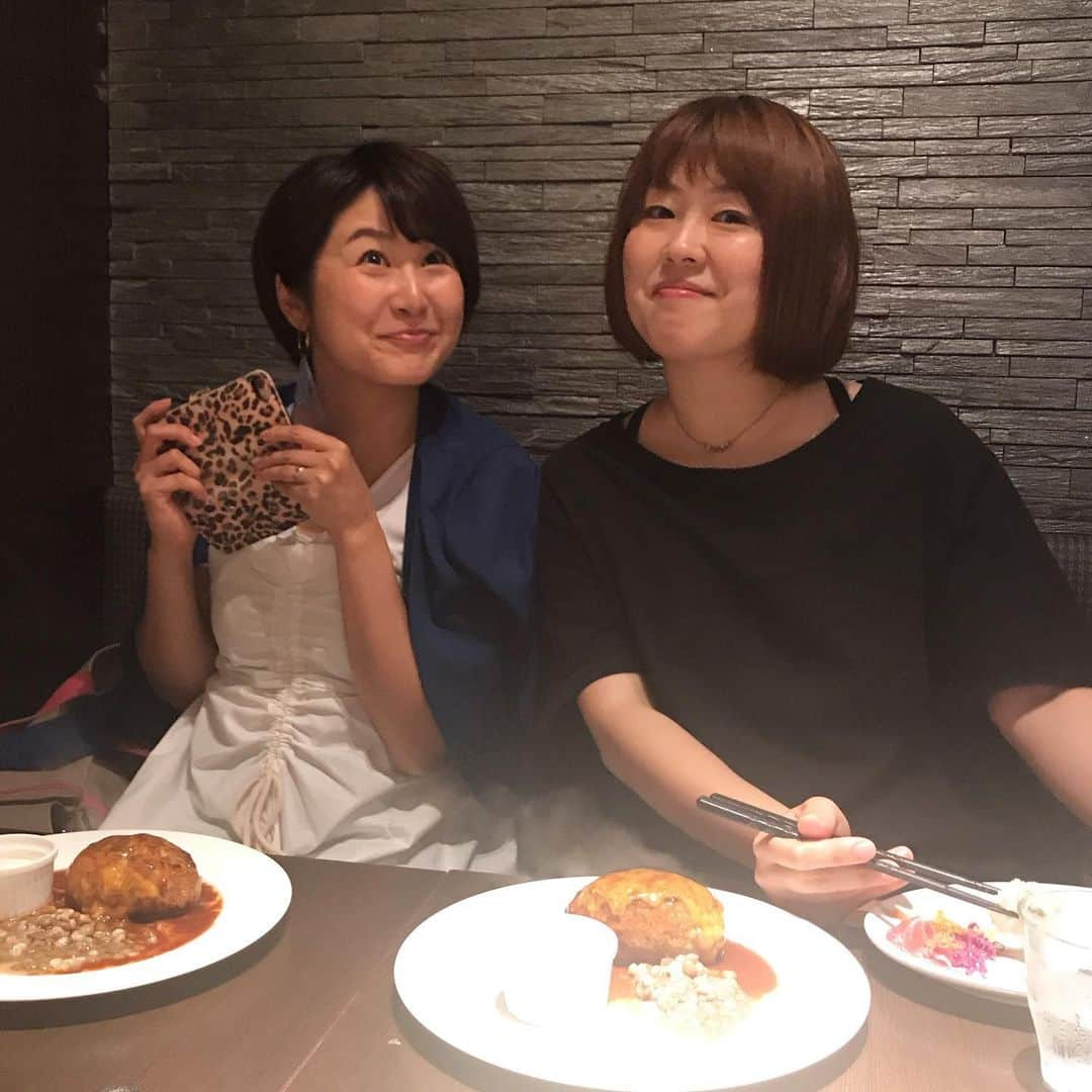 秋本ゆかりさんのインスタグラム写真 - (秋本ゆかりInstagram)「先日のランチ☺️ 何気にお久しぶりメンバーと❣️ ロケでお世話になったビストロオーでハンバーグランチ🍳 私はレディースランチ🙋‍♀️2人はチーズインハンバーグ🧀 .  ボリューム満点💯 羽釜で炊いたご飯はおかわり自由🍚最後のテールスープのお茶漬けまでしっかり頂きました😳✨ 満腹、満腹〜🐷🐷🐷 .  #ランチ#福岡ランチ#舞鶴ランチ#ビストロオー#bistroo #レディースランチ#私は#ハンバーグをちょい足しして#コーヒーまで付いて#1160円#お得」6月28日 21時04分 - akimoto_yukari