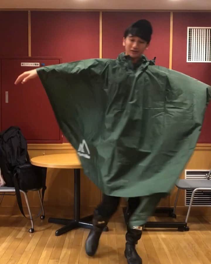 のインスタグラム：「【 #今日のムビート 】  明日からの京都大作戦に備えて買ったレインポンチョと長靴バージョン… と、ミートザワールドビート、先行販売しているフード付きタオルを身につけてムビート🕺  ミザワビのグッズ先行販売は7月2日の12時まで！ 詳しくはfm802のホームページをチェックですよ⚡️. . #ムビート #iPhone #アプリ#動画 #音楽 #動画映え #自撮り #セルフィー #インスタ映え #ムービージェニック #編集 #加工 #簡単 #動画編集 #動画編集アプリ #おもしろ #ゴージャス #Instagram #TikTok #でも使えるよ #吉本新喜劇 #新喜劇 #よしもと新喜劇 #fm802 #ミザワビ」