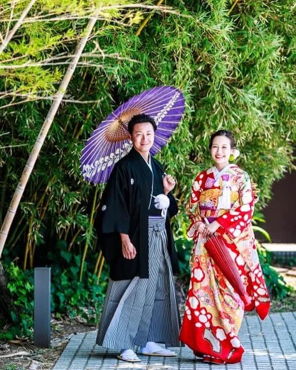 のインスタグラム：「#orbweddingreport -お問い合わせ--------------------------- ＠LINEからもお気軽にご連絡いただけます🙆‍♀️ 🆔@orb_wedding(@マーク含む) ☎︎ 0120-790-479 トップページのHPからもご覧くださいませ♡ ----------------------------------------- 帯をすることによって、和装の中でもスタイリッシュに着こなすことができるのが引振袖です💕 引振袖は会場やコーディネートによって全く違った印象を与えてくれます。 特別な日の引振袖、心残りのないようにこだわってみてください🥰 . . #ルイガンズ#振袖花嫁 #ウェディングドレス #結婚式 #前撮#フォトウェディング#卒花嫁 #プレ花嫁 #日本中のプレ花嫁さんと繋がりたい #式場探し #ドレス探し #結婚式準備#運命の1着#パーティレポート #式場探しレポ #ドレス探しの旅 #結婚式準備のお手伝い #2019夏婚 #2019秋婚 #2019冬婚 #2019春婚#令和婚 #photooftheday #picoftheday #tagforlikes #follow」