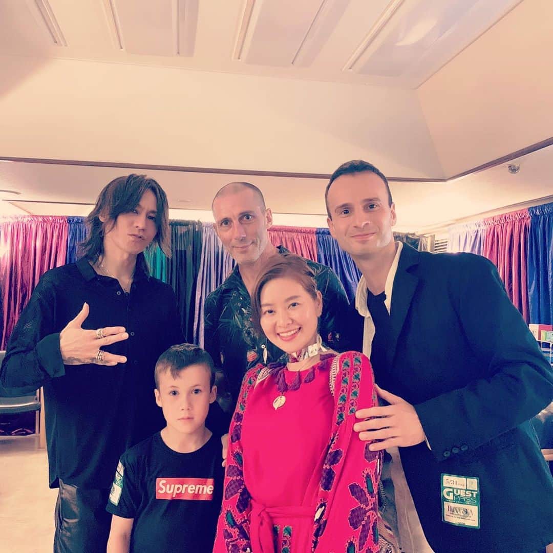 のインスタグラム：「「悲壮美」のプロモーションビデオを撮影されたNicciさんと出演者のレオくんとLUNA SEAのSUGIZOさんとジョンさんと私☺️🍀💖✨特別な時間をご一緒させて頂き、大変光栄でした✨これからも高みを目指して行ってくれるとSUGIZOさんがおっしゃってくれていました😌私たちも付いて行きます💖🍀✨とお伝えいたしました🥰💖✨ #lunasea #pv #sugizo #niccikeller」