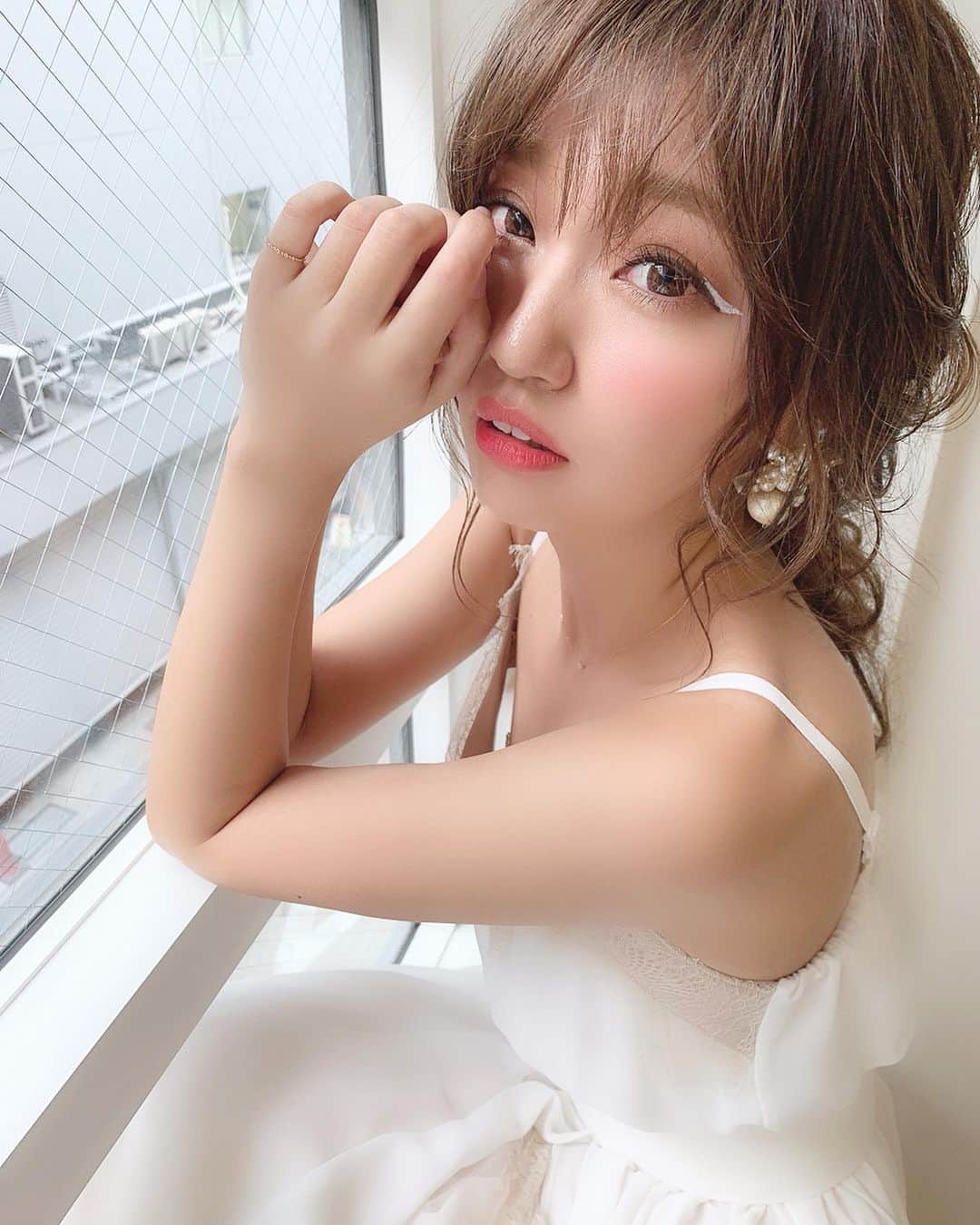 いっちゃん/嶋津 いつみのインスタグラム：「. . ねぇ。 最近のいっちゃんを見てくれてる みんなならもうお気付きかと思うけど←💓 . . . . . 暑くなってきて 露出のある衣装増えましたね😗💨💨💨 . . 旅行も多いしさー🙄👉🏻👈🏻w . . . そういう時、何が困るって… そう。 ムダ毛☠️😾👾 . . . . . . 脱毛行ってても合間で毛は生える。 いや。まぁ、人間の生態活動やし しゃーないねんけど← . . . それでもいらない、それがムダ毛🤨‼︎ww . . . . . . . カミソリで剃ったら肌も荒れるし 乾燥するから最近は @moomo9112  の除毛クリームで簡単にお手入れしてる💓 . . . . 前はクリームのツンっってした匂いが 無理で使われへんかってんけど このクリームはえぇ匂いやったから 大丈夫やった🙆‍♀️❤️ . . . 見た目の紫の通りラベンダーの匂い💜 . . . . . . 短パン男子にもオススメやで📣😚⭐️ . . . . . . #ムーモ  #除毛クリーム #関西  #関西サロモ  #サロンモデル #サロモ #いっちゃん  #フリーモデル #関西モデル  #あざといっちゃん #かわいっちゃん #ブライダルモデル #アレンジモデル #ヘアカラー  #ヘアアレンジ #撮影依頼受付中 . . . . . . . .  7月8月のお仕事依頼受付中です🧚🏻‍♀️💜 .」