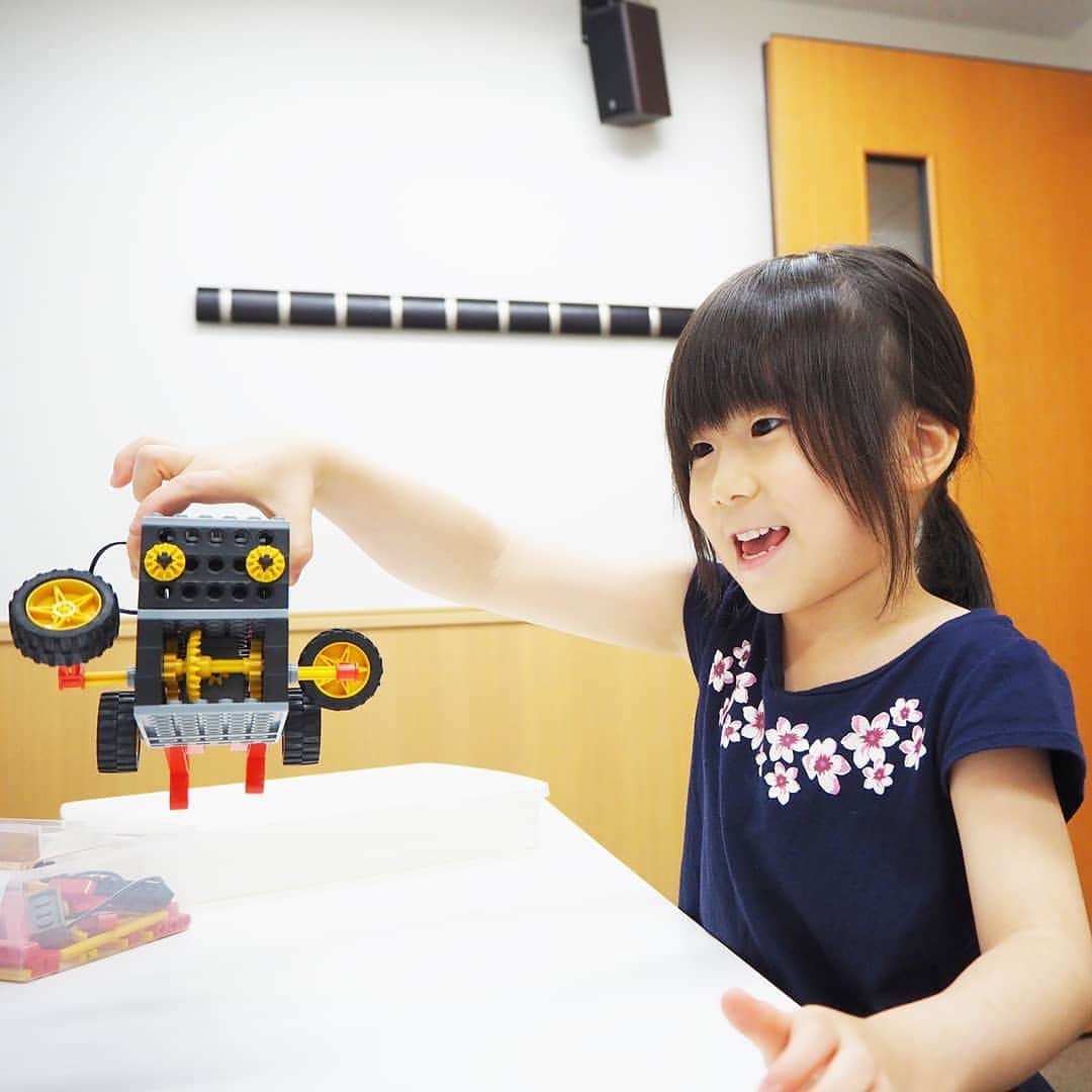 Kuboi Ayumiさんのインスタグラム写真 - (Kuboi AyumiInstagram)「先日、長女がやりたがっていたロボット教室に体験へ。  2020年からプログラミング教育が小学校で必修化されます。 そのため、今大人気なのがプログラミングやロボット教室！  私自身はロボットも作ったことがないのですが お友達の間でもロボット教室に通っているということもあり 娘から習いたいと熱望されたため、まずは体験からはじめてみることに。(とってもお得な特典は最後に☆) ・ ・ 体験だったので私もドキドキしながら見守っていたのですが、 娘はすぐに教室に慣れてテキストを見ながらサクサク組み立てていっていました。  わからないところは優しい先生に教えてもらったり お友達に手伝ってもらったりしながら、体験でもひとつのロボット組み立て完成！ 違う動きをさせてみたり、自分が作ったロボットが動いている様子を見て大興奮でした。  みんな同じカリキュラムではなく、同時にいろいろなロボットを作ったり プログラミングをしたりしている子たちがいる中、先生がひとりずつ教えてくださるので 今から間に合うかな？遅れてないかな？みたいな心配は全くありませんでした。  楽しかったようで、娘も続けたいということで来月から通ってみることに☆  ちなみに、今回選んだのは、全国1400教室以上もあるヒューマンアカデミーロボット教室。 もうすぐ夏休みですし、もし興味がある人がいたら無料体験から行ってみてもいいかも ・ ・ ☆ ☆★　フォロワー様特典　☆★ ・ ・  体験授業を申し込む際に、HPから私（himekagami）のインスタを見て知ったということで申し込みをすると、なんと入会金（10,000円）が無料＆最初1ヶ月目の授業料(9,000円＋税）が30％オフに！ とってもお得ですよね。 電話での申し込みは対象外みたいなので、HPから申し込みしてみてくださいね(^^) ・ ・ #女の子ママ #習い事 #知育 #プログラミング #ロボット #robot #ヒューマンアカデミーロボット教室　#ロボット教室 #プログラミング教室 #プログラミングスクール #ロボットプログラミング」6月28日 21時08分 - himekagami