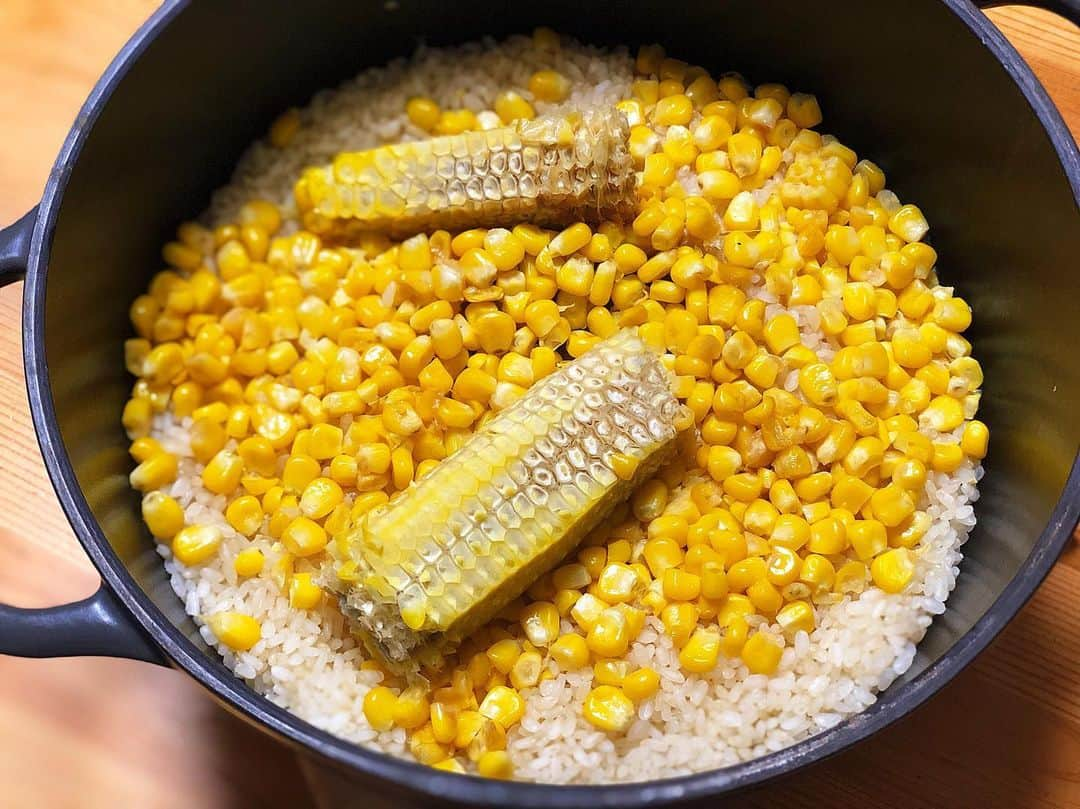 迫田愛子さんのインスタグラム写真 - (迫田愛子Instagram)「コーンごはんの季節が始まった😍🌽✨✨ 今季からは少しブラッシュアップして。。。💕 甘みを閉じ込めるように湯がいてから、バター醤油で炒めてお米と一緒に出汁で炊く🌽🌽🌽 大正解👌  ひと手間。惜しんじゃいけませんなぁ🥰  #AIKO食堂 #aikocooking #cooking #料理 #おうちごはん #和食 #japanesefood #instafood #instadelicious #homeparty #ママ #mammy #baby #babyboy #男の子ママ#生後22ヶ月 #1歳10ヶ月 #8月生まれ」6月28日 21時10分 - aiko_esnail