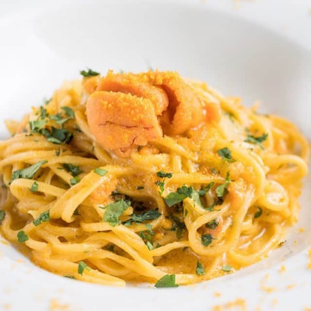 のインスタグラム：「生うにをこれでもかとふんだんに使った濃厚パスタ。 程よいコシのある生パスタを噛みしめれば、生うにとオリーブオイル、ガーリックの濃厚なコクが広がって、思わず悶絶の美味しさだ！ #東京カレンダー #東カレ #tokyocalendar #pasta #うに #カラスミ #ペペロンチーノ #池ノ上 #下北沢 #三軒茶屋 #trattoriaameno #トラットリアアメノ」