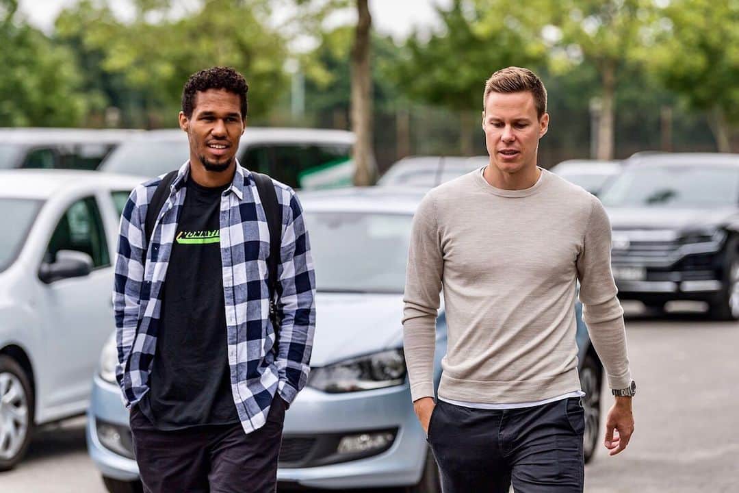 テオドール・ゲブレ・セラシェのインスタグラム：「Meeting your favourite professor after the summer break #iceman #eightonthego ♾ #werderbremen #nordphoto」