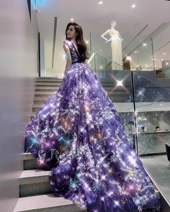 kailynne Zhangのインスタグラム：「大家好久不見 很常消失的我回來了😊一陣子沒接受拍攝了這次獻給 @linli_boutique 禮服美又有質感推薦給妳們❤️ Photo team @greenphoto2010 @greenphoto_shang」