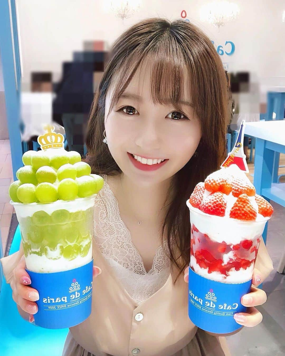 新矢皐月さんのインスタグラム写真 - (新矢皐月Instagram)「♡ ♡ ------------------------------- 🍧カフェ ド パリ  @cafedeparis_japan  ルミネスト新宿店B1 ------------------------------- . . 今日からオープンの カフェドパリ新宿店に りなしゃんと行ってきたよー！🍓 . 行列覚悟で行ったのですが 着いた13:00にはほぼ並ばずすぐ注文できてすぐ座れました☺️ . . 頼んだのは限定の サマーストロベリーボンボン と あおぶどうボンボン . . とっっっても大きくて でてきた時感動した！！ そして果物が甘い！！！！！ めちゃくちゃ美味しかった😻 . . 生クリームもちょっとヨーグルトっぽかったり軽かったりで甘ったるくなく 美味しかったです✨ . . 他にもパイナップルとかチョコとかマンゴーとかチェリーとかあったのですが、 みなさんならなににしますか？？🍍 . . #カフェドパリ #カフェドパリ新宿 #新宿カフェ #六本木カフェ #韓国カフェ #cafedeparis #japanesegirl #スイーツ好きな人と繋がりたい  #フルーツパフェ #shinjuku #shinjukucafe #カフェ巡り #カフェオープン #フォロー歓迎 #フォロー募集中 #followforfollowback #f #followmeto  #さっきーカフェ巡り」6月28日 21時20分 - araya_satsuki