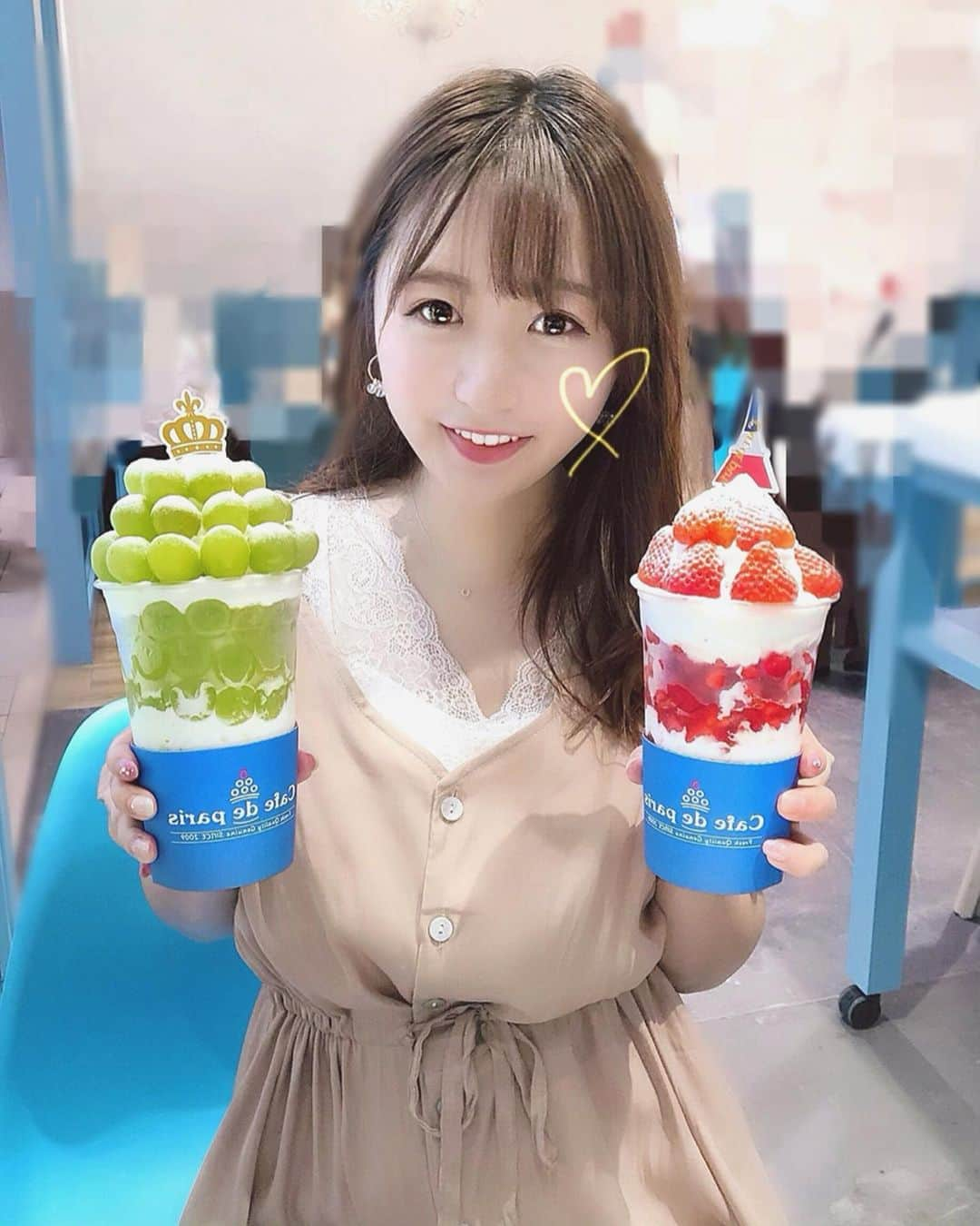 新矢皐月さんのインスタグラム写真 - (新矢皐月Instagram)「♡ ♡ ------------------------------- 🍧カフェ ド パリ  @cafedeparis_japan  ルミネスト新宿店B1 ------------------------------- . . 今日からオープンの カフェドパリ新宿店に りなしゃんと行ってきたよー！🍓 . 行列覚悟で行ったのですが 着いた13:00にはほぼ並ばずすぐ注文できてすぐ座れました☺️ . . 頼んだのは限定の サマーストロベリーボンボン と あおぶどうボンボン . . とっっっても大きくて でてきた時感動した！！ そして果物が甘い！！！！！ めちゃくちゃ美味しかった😻 . . 生クリームもちょっとヨーグルトっぽかったり軽かったりで甘ったるくなく 美味しかったです✨ . . 他にもパイナップルとかチョコとかマンゴーとかチェリーとかあったのですが、 みなさんならなににしますか？？🍍 . . #カフェドパリ #カフェドパリ新宿 #新宿カフェ #六本木カフェ #韓国カフェ #cafedeparis #japanesegirl #スイーツ好きな人と繋がりたい  #フルーツパフェ #shinjuku #shinjukucafe #カフェ巡り #カフェオープン #フォロー歓迎 #フォロー募集中 #followforfollowback #f #followmeto  #さっきーカフェ巡り」6月28日 21時20分 - araya_satsuki