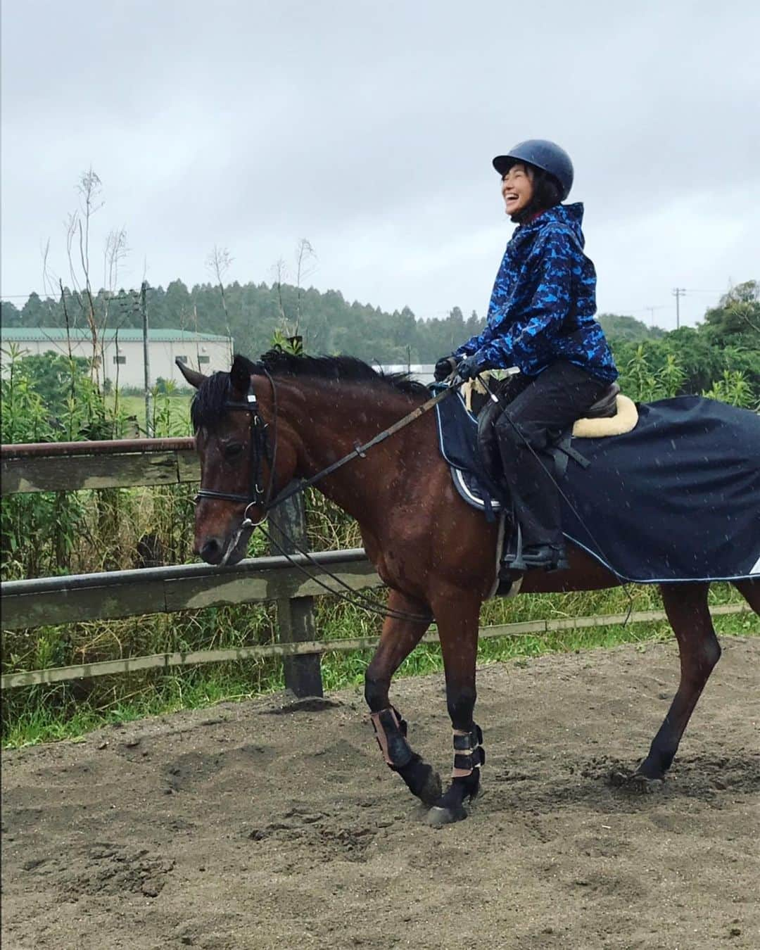 秋吉織栄（宮内かれん）さんのインスタグラム写真 - (秋吉織栄（宮内かれん）Instagram)「いつかの大雨の日の乗馬🏇☔️ 最近、稽古でなかなか自分の写真をあげられてなかったので😅  雨の日はノルちゃんテンションマックス❣️❣️ #horse  #horseriding  #雨  #rain  #乗馬」6月28日 21時30分 - orie.oliiiiie.olivia