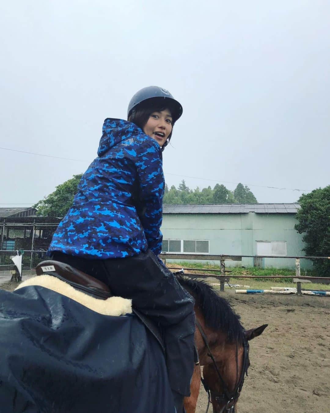 秋吉織栄（宮内かれん）さんのインスタグラム写真 - (秋吉織栄（宮内かれん）Instagram)「いつかの大雨の日の乗馬🏇☔️ 最近、稽古でなかなか自分の写真をあげられてなかったので😅  雨の日はノルちゃんテンションマックス❣️❣️ #horse  #horseriding  #雨  #rain  #乗馬」6月28日 21時30分 - orie.oliiiiie.olivia