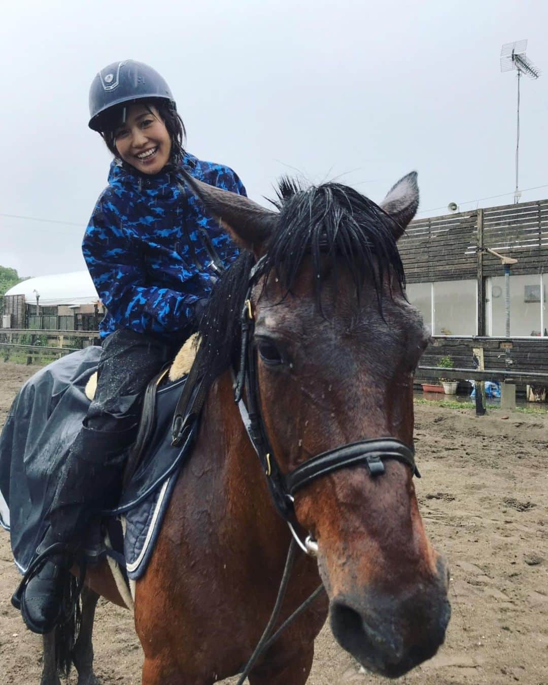 秋吉織栄（宮内かれん）さんのインスタグラム写真 - (秋吉織栄（宮内かれん）Instagram)「いつかの大雨の日の乗馬🏇☔️ 最近、稽古でなかなか自分の写真をあげられてなかったので😅  雨の日はノルちゃんテンションマックス❣️❣️ #horse  #horseriding  #雨  #rain  #乗馬」6月28日 21時30分 - orie.oliiiiie.olivia