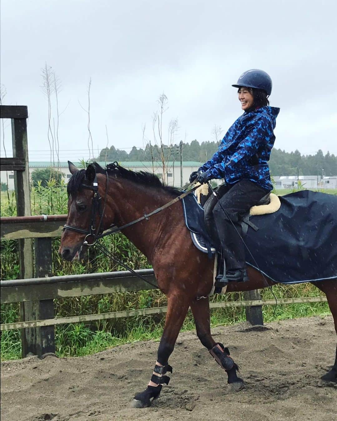 秋吉織栄（宮内かれん）さんのインスタグラム写真 - (秋吉織栄（宮内かれん）Instagram)「いつかの大雨の日の乗馬🏇☔️ 最近、稽古でなかなか自分の写真をあげられてなかったので😅  雨の日はノルちゃんテンションマックス❣️❣️ #horse  #horseriding  #雨  #rain  #乗馬」6月28日 21時30分 - orie.oliiiiie.olivia