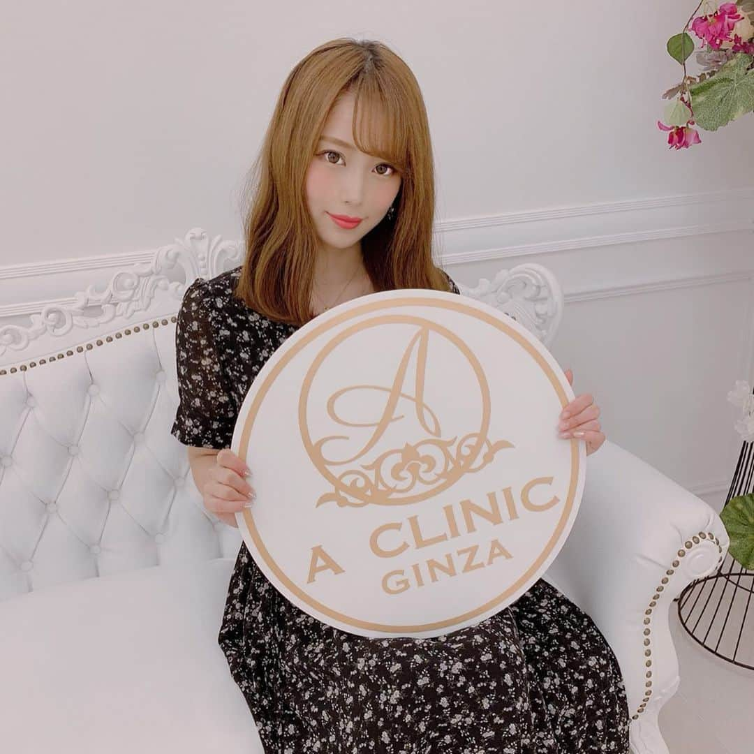 鈴木 あやさんのインスタグラム写真 - (鈴木 あやInstagram)「. 先日 @a_clinic_ginza で Aスレッドを受けてきたよ💆🏻‍♀️ . 最初結構びびってたけど 施術は一瞬で、びっくり😳⚡️ . 施術後の自分のフェイスライン見て 更にびっくり😳😳😳👏🏻 . before/after見てもらったら 分かると思うんだけど 明らかにフェイスラインが シュッとしたし、小さくなってる🥺♥️ . すぐに効果が実感出来て感動した👐🏻✨ . . @aclinic_yokohama #aスレッド #小顔aスレッド #aclinic #aclinic銀座#aクリニック #エークリニック #美容 #小顔 #美肌#リフトアップ #美容外科 #美容皮膚科 #美容クリニック#谷口弘樹」6月28日 21時33分 - ayachu69