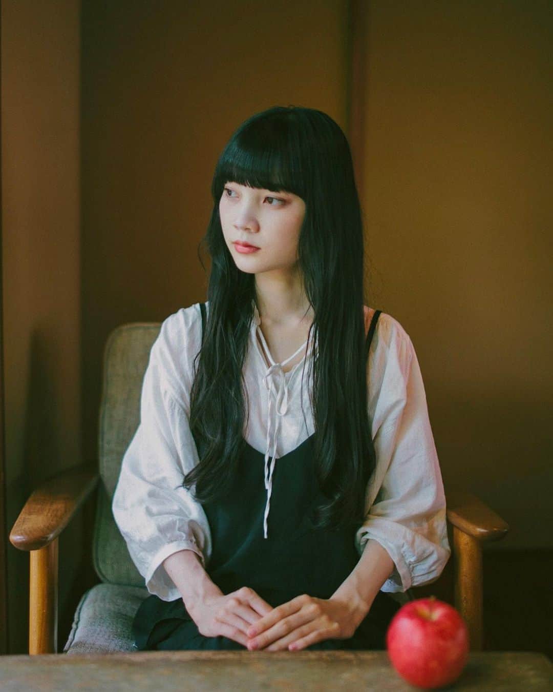 hiderin777のインスタグラム：「. . . . 最近沸々と写欲ってやつが湧いてきたので、 ちょっと今までと違った感じの写真も撮っていきたいなぁ( ๑⃙⃘ϋ๑⃙⃘ ) . . さて何撮ろ( ๑⃙⃘ϋ๑⃙⃘ ) . . #りんごがーる  #contax  #distagon  #京都カフェ」
