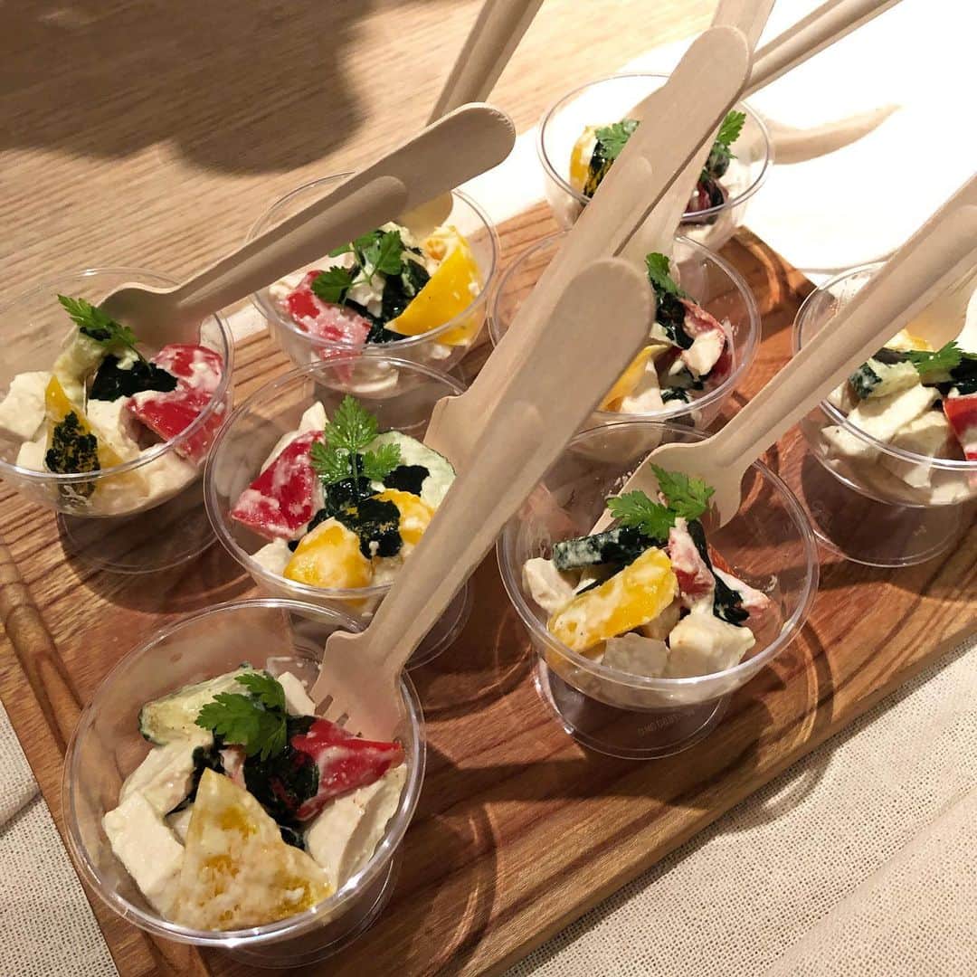 野本愛さんのインスタグラム写真 - (野本愛Instagram)「スーパーフードの王様として知られる「スピルリナ」を世界で初めて「生」のまま商品化した「タベルモ(@taberumo_spirulina )」のイベントに参加してきました😃❣️❣️ . 実は2030年には人間のたんぱく質の需要バランスが崩れると言われていて、 今の動物性や植物性のたんぱく源では、この需要に対応できなくなるそう。 . そこで注目されているのがスピルリナ✨ . スピルリナは藻でたんぱく質が豊富なんです✨ . スピルリナってサプリとかは取ったことあったんですけど、 生ってどんな感じなんだろうー❣️ . スピルリナって藻だから藻味ってなんだろうー❣️ . と思いながらドキドキで試食と試飲をしたのですが、 . 全然癖がなくて色んな食材と相性がいい😍😍😍 . モデルのkellyさんも愛用されていて、 Kellyさん考案のタベルモのスムージーすごく美味しかったですー😆✨✨ . 思わず2杯も飲んじゃった😆😆 . Kellyさんとお写真も撮らせていただいたのですが、 . 顔が小さすぎて、なんとか加工で私も顔を小さくしようとしたのですが、 ダメでした😩💦笑笑 . イベントの最後にベストドレッサー賞の発表があって1位に選ばれちゃった🥰🥰💕💕 . やったー❣️❣️ . GOLDの賞状と沢山のタベルモをゲットした😆👍 . 2030年にたんぱく質の供給が追いつかなくなるなんて知らなかったから、驚いたな😩😩 . タベルモを積極的に取って、 環境だけでなく、タンパク源になってくれている生き物たちも守らないとね❣️❣️ . 美容にも健康にもいいよ💕 . https://www.taberumo.jp . #タベルモ #スピルリナ #生スピルリナ #たんぱく質 #健康オタク #美容マニア #美容オタク #ヘルシーフード #スムージー #藻 #東京ミッドタウン #パーティー #今日のコーデ #ワンピースコーデ #美容ブロガー #ヘルシーライフ #kelly #spirulina #healthyfood #healthylife」6月28日 21時37分 - himemode