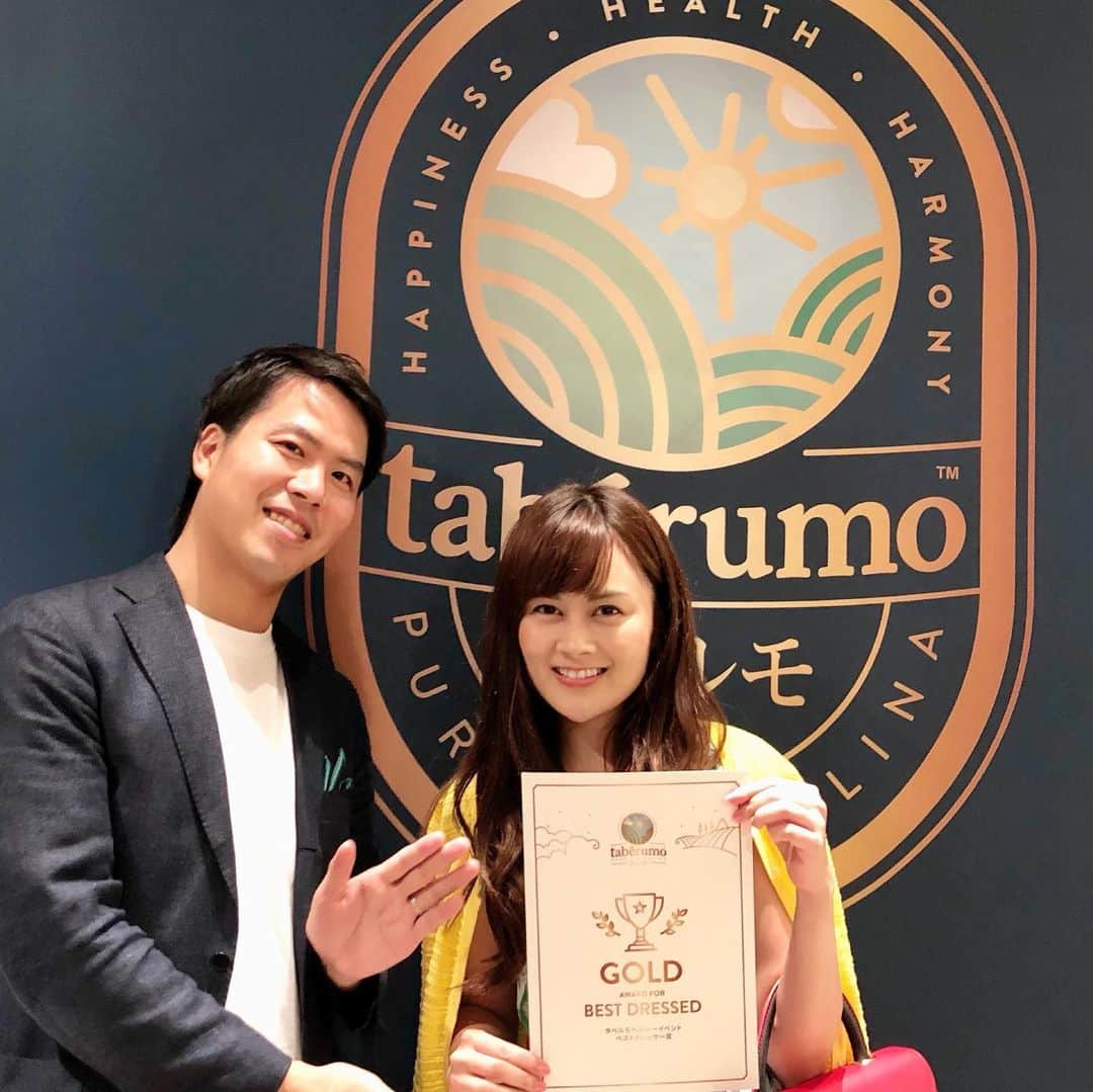 野本愛さんのインスタグラム写真 - (野本愛Instagram)「スーパーフードの王様として知られる「スピルリナ」を世界で初めて「生」のまま商品化した「タベルモ(@taberumo_spirulina )」のイベントに参加してきました😃❣️❣️ . 実は2030年には人間のたんぱく質の需要バランスが崩れると言われていて、 今の動物性や植物性のたんぱく源では、この需要に対応できなくなるそう。 . そこで注目されているのがスピルリナ✨ . スピルリナは藻でたんぱく質が豊富なんです✨ . スピルリナってサプリとかは取ったことあったんですけど、 生ってどんな感じなんだろうー❣️ . スピルリナって藻だから藻味ってなんだろうー❣️ . と思いながらドキドキで試食と試飲をしたのですが、 . 全然癖がなくて色んな食材と相性がいい😍😍😍 . モデルのkellyさんも愛用されていて、 Kellyさん考案のタベルモのスムージーすごく美味しかったですー😆✨✨ . 思わず2杯も飲んじゃった😆😆 . Kellyさんとお写真も撮らせていただいたのですが、 . 顔が小さすぎて、なんとか加工で私も顔を小さくしようとしたのですが、 ダメでした😩💦笑笑 . イベントの最後にベストドレッサー賞の発表があって1位に選ばれちゃった🥰🥰💕💕 . やったー❣️❣️ . GOLDの賞状と沢山のタベルモをゲットした😆👍 . 2030年にたんぱく質の供給が追いつかなくなるなんて知らなかったから、驚いたな😩😩 . タベルモを積極的に取って、 環境だけでなく、タンパク源になってくれている生き物たちも守らないとね❣️❣️ . 美容にも健康にもいいよ💕 . https://www.taberumo.jp . #タベルモ #スピルリナ #生スピルリナ #たんぱく質 #健康オタク #美容マニア #美容オタク #ヘルシーフード #スムージー #藻 #東京ミッドタウン #パーティー #今日のコーデ #ワンピースコーデ #美容ブロガー #ヘルシーライフ #kelly #spirulina #healthyfood #healthylife」6月28日 21時37分 - himemode