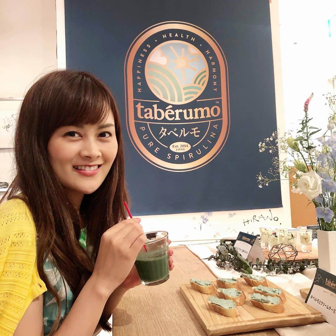 野本愛さんのインスタグラム写真 - (野本愛Instagram)「スーパーフードの王様として知られる「スピルリナ」を世界で初めて「生」のまま商品化した「タベルモ(@taberumo_spirulina )」のイベントに参加してきました😃❣️❣️ . 実は2030年には人間のたんぱく質の需要バランスが崩れると言われていて、 今の動物性や植物性のたんぱく源では、この需要に対応できなくなるそう。 . そこで注目されているのがスピルリナ✨ . スピルリナは藻でたんぱく質が豊富なんです✨ . スピルリナってサプリとかは取ったことあったんですけど、 生ってどんな感じなんだろうー❣️ . スピルリナって藻だから藻味ってなんだろうー❣️ . と思いながらドキドキで試食と試飲をしたのですが、 . 全然癖がなくて色んな食材と相性がいい😍😍😍 . モデルのkellyさんも愛用されていて、 Kellyさん考案のタベルモのスムージーすごく美味しかったですー😆✨✨ . 思わず2杯も飲んじゃった😆😆 . Kellyさんとお写真も撮らせていただいたのですが、 . 顔が小さすぎて、なんとか加工で私も顔を小さくしようとしたのですが、 ダメでした😩💦笑笑 . イベントの最後にベストドレッサー賞の発表があって1位に選ばれちゃった🥰🥰💕💕 . やったー❣️❣️ . GOLDの賞状と沢山のタベルモをゲットした😆👍 . 2030年にたんぱく質の供給が追いつかなくなるなんて知らなかったから、驚いたな😩😩 . タベルモを積極的に取って、 環境だけでなく、タンパク源になってくれている生き物たちも守らないとね❣️❣️ . 美容にも健康にもいいよ💕 . https://www.taberumo.jp . #タベルモ #スピルリナ #生スピルリナ #たんぱく質 #健康オタク #美容マニア #美容オタク #ヘルシーフード #スムージー #藻 #東京ミッドタウン #パーティー #今日のコーデ #ワンピースコーデ #美容ブロガー #ヘルシーライフ #kelly #spirulina #healthyfood #healthylife」6月28日 21時37分 - himemode