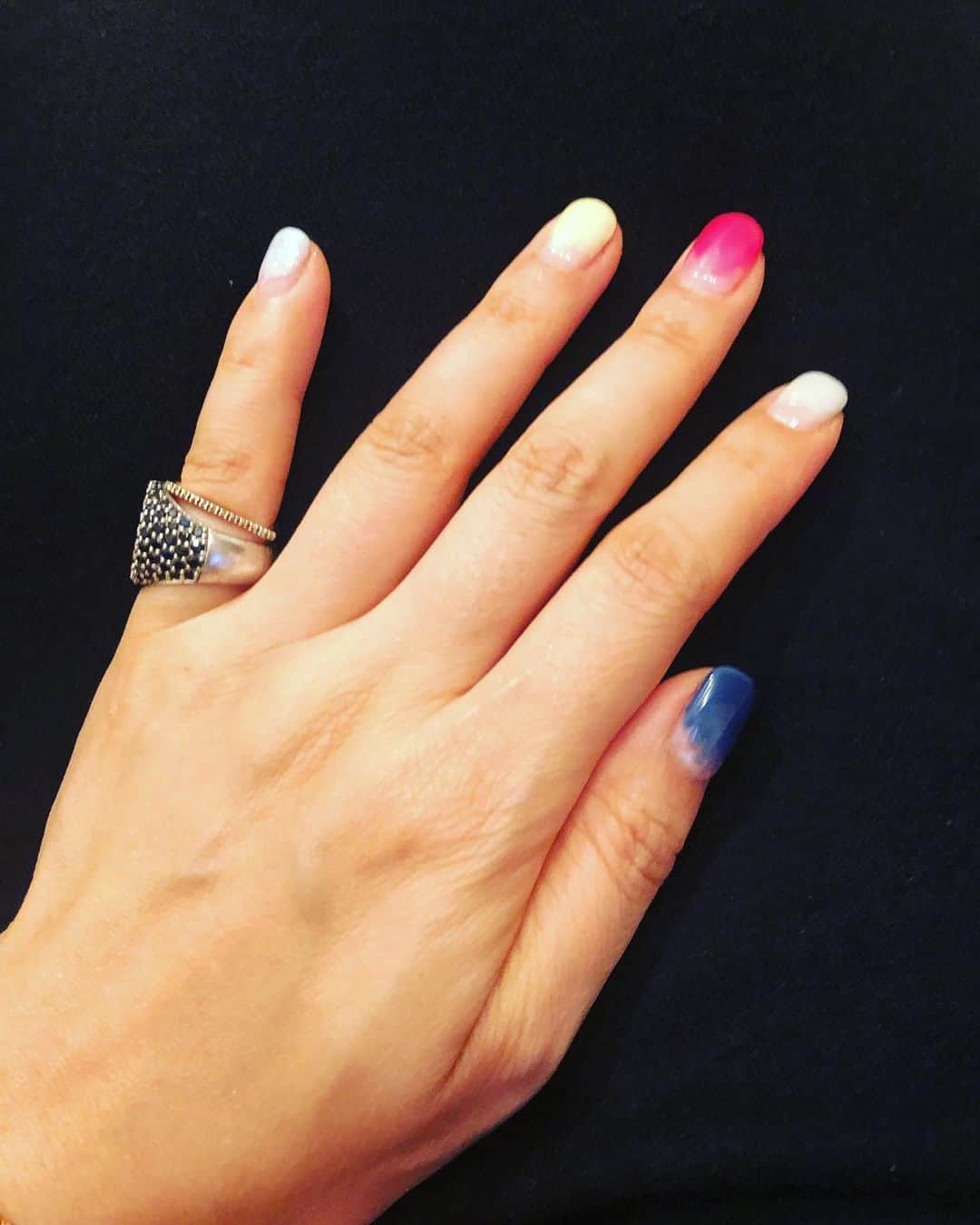 阿部洋子さんのインスタグラム写真 - (阿部洋子Instagram)「new nail! #new #nails #gelnails  10本別の色！ 刷毛で塗った感じに残してもらった🎶 #お気に入り  #thankyou」6月28日 21時39分 - hirocoring